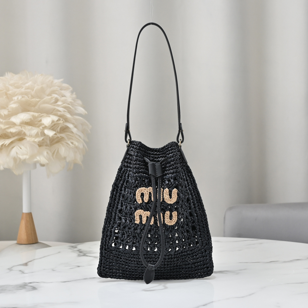Miu Miu Style Black Leather Shoulder Bag Lookbook Reference image 1