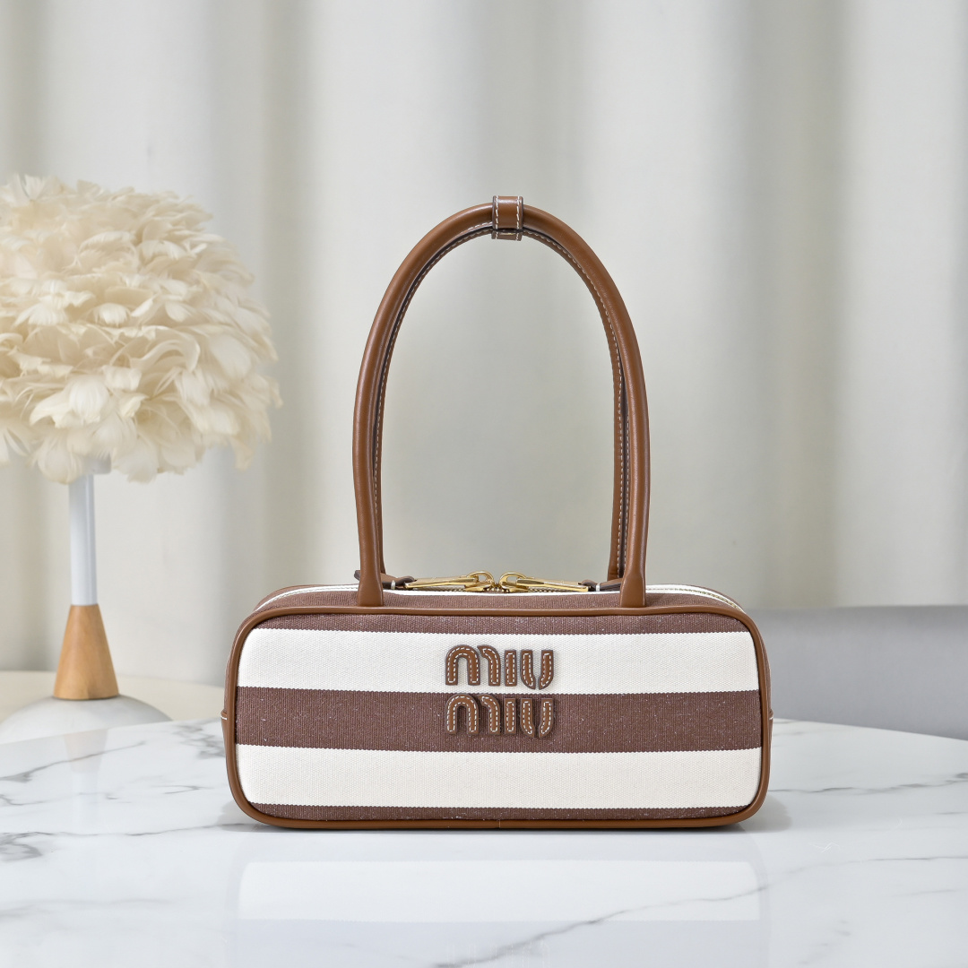 Miu Miu Style Blue Leather Bag Lookbook Reference image 1