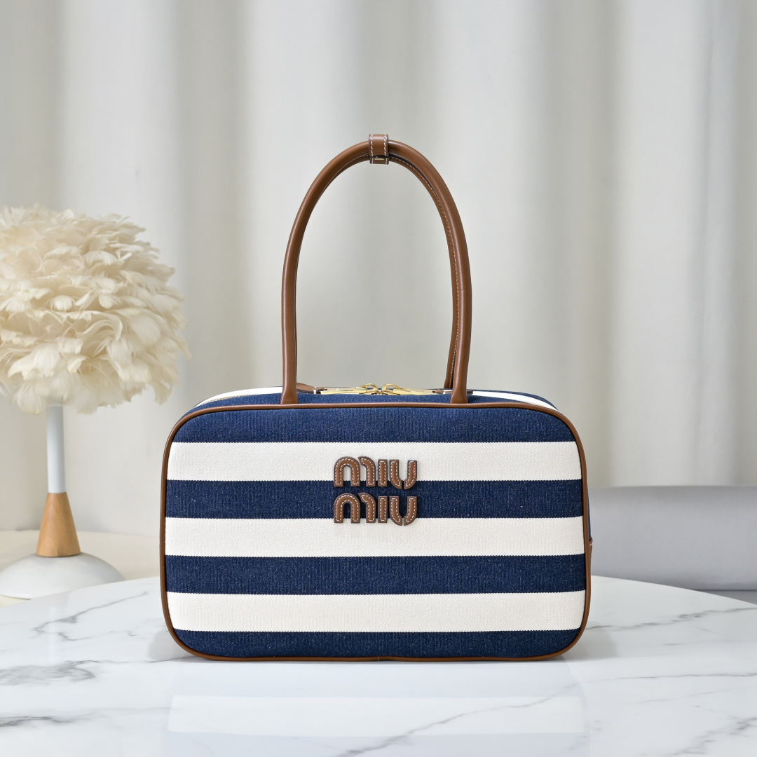 Miu Miu Style Blue Leather Shoulder Bag Lookbook Reference image 1
