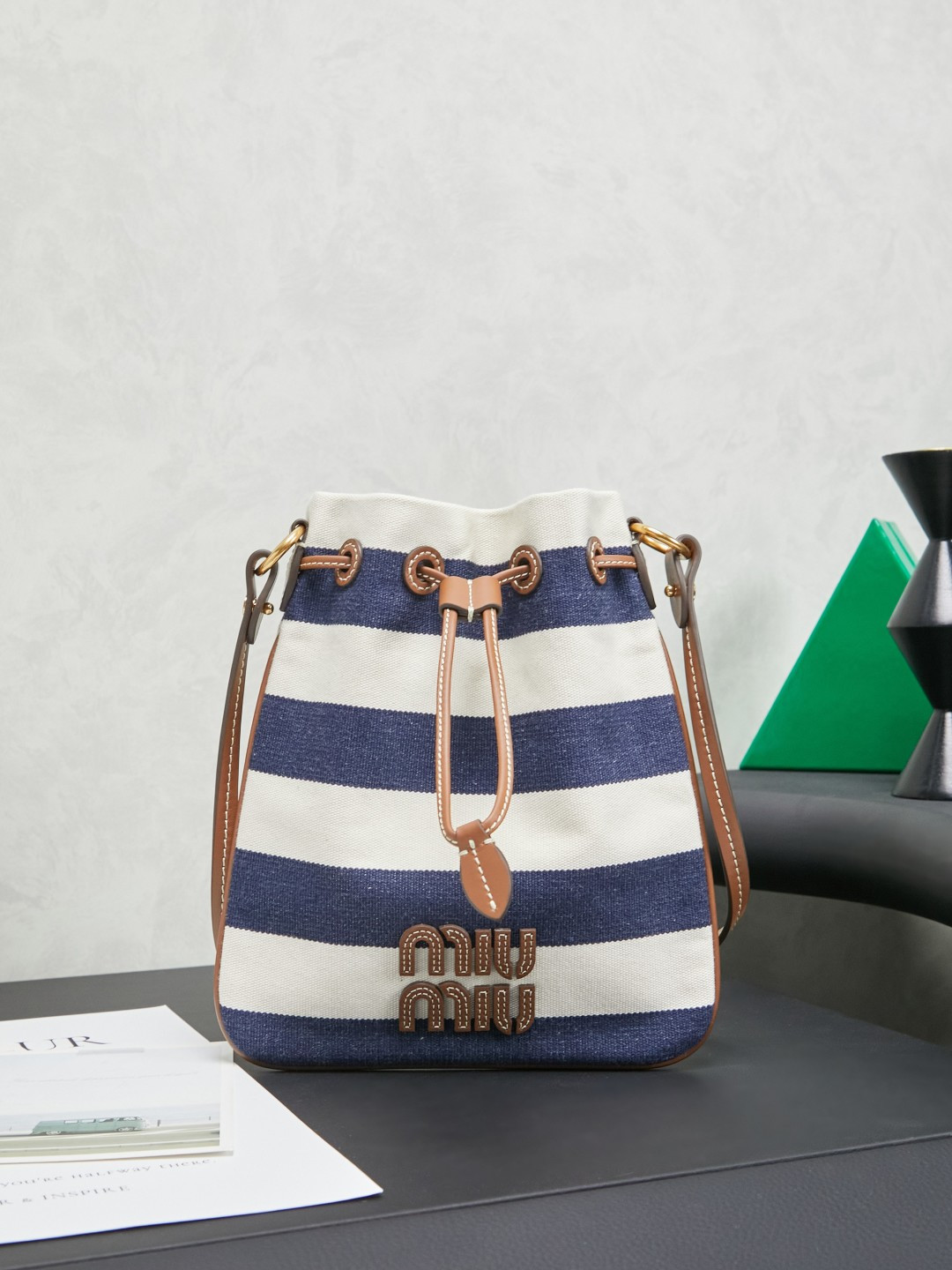 NO:395318,2025 new summer striped series lucky bag bag 5ND016, 5BN106 bag is small and exquisite overall, and it is more practical with leather shoulder straps. You can hold it in your hands and back on your armpit when you go out in summer. Size 20 X 23 cm, MIUMIU, miumiu198609092025新品夏日条纹系列福袋包5ND016,5BN106包包整体小巧精致,搭配皮革肩带实用性更佳,夏日出门可手拿可腋下背,尺寸20 X 23 cm,,MIUMIU,miumiu,Bag