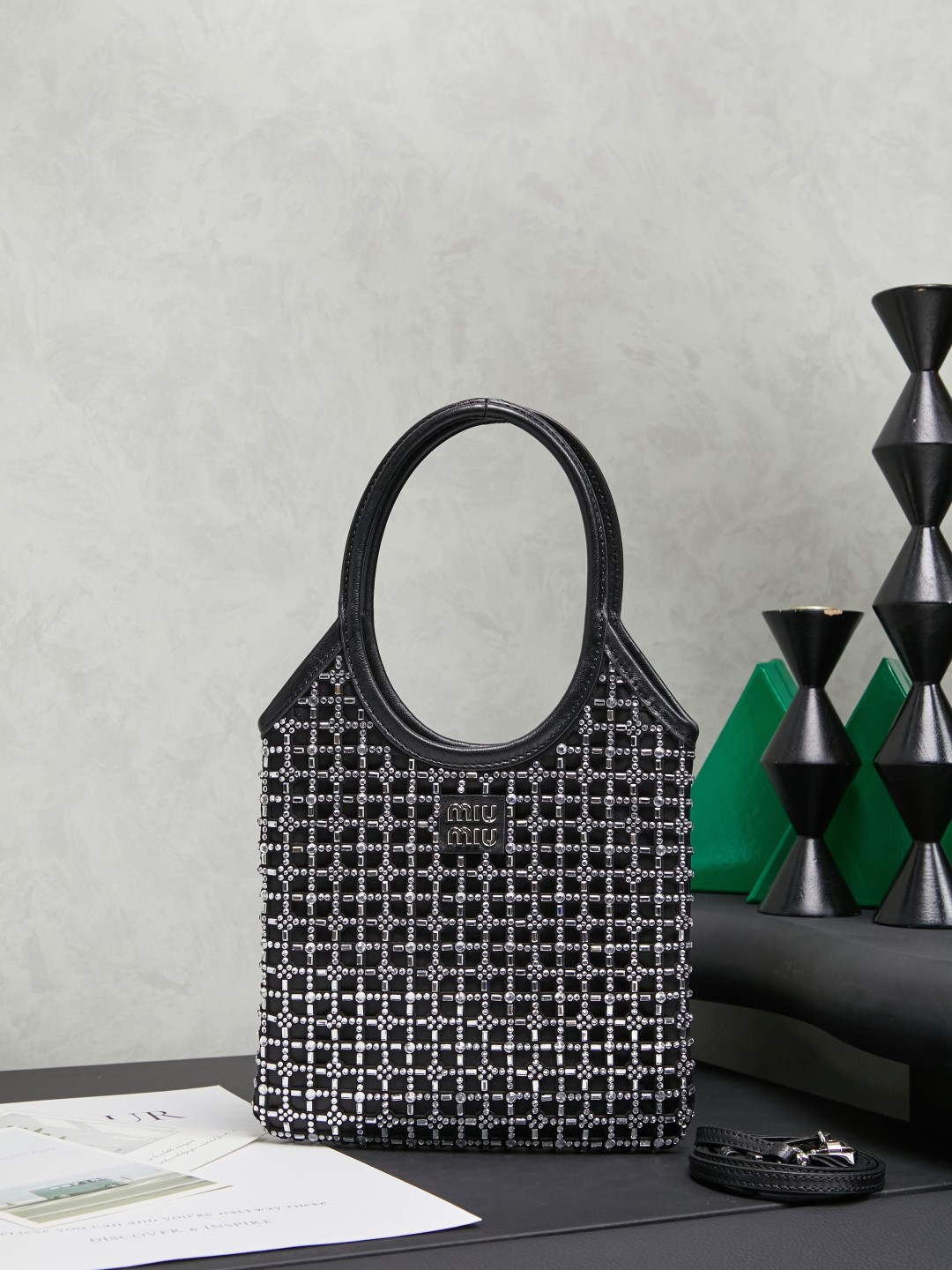 NO:395309,5BA281 Diamond Bag This handbag is covered with geometric patterns made of artificial imitation crystals, with exquisite details, and classic letter logos that add unique style and recognition. It is equipped with long removable and adjustable leather shoulder straps, which are more practical. Steel hardware accessories, satin lining, with patch pockets. Size 20 cm X 24 cm, MIUMIU, miumiu198609095BA281钻石包 这款手袋通体覆盖由人造仿水晶组成的几何图案,细节精致考究,经典字母徽标增添别具一格的格调与辨识度,配有可拆卸可调节皮革长肩带,实用性更好,钢制五金配件,缎面衬里,带贴袋 尺寸20 cm X 24 cm,MIUMIU,miumiu,Bag