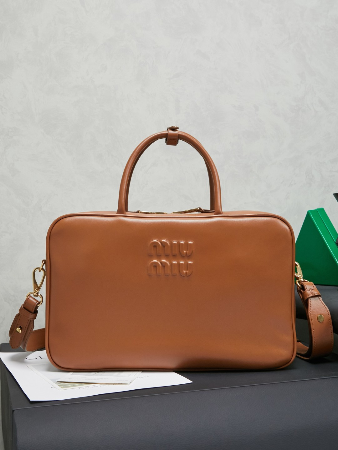 NO:405928,5BB117 new version long shoulder strap briefcase MiuMiu new product briefcase, using top imported calf leather, smooth, delicate and soft leather, cotton satin lining, this bag is cool, freeze-framed and exquisite multi-functional design, integrating men's and women's clothing elements, adding long leather straps, more practical, more diverse, casual and lazy, natural and free, full of personality, super large capacity and lightweight, simple but not simple, almost everyone has one of the major fashion owners, size 34X23X11cm (with original packaging), MIUMIU, miumiu, cowhide198609095BB117新版本长肩带公文包MiuMiu新品公文包,采用顶级进口小牛皮,皮质光滑细腻柔软,棉质缎面衬里,这款包包很酷,定格精致的多功能设计,融合男装和女装元素,增加了皮革长肩带,实用性更高,造型更多样化,随性慵懒,自然洒脱,充满个性,超大容量还很轻便,简约却不简单, 各大时尚搏主几乎人手一个,尺寸34X23X11cm（配原版包装）,MIUMIU,miumiu,cowhide,Bag