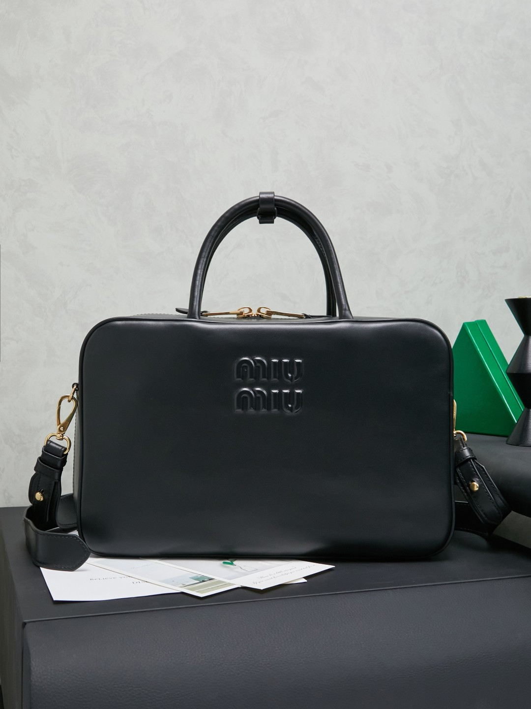 NO:405933,5BB117 new version long shoulder strap briefcase MiuMiu new product briefcase, using top imported calf leather, smooth, delicate and soft leather, cotton satin lining, this bag is cool, freeze-framed and exquisite multi-functional design, integrating men's and women's clothing elements, adding long leather straps, more practical, more diverse, casual and lazy, natural and free, full of personality, super large capacity and lightweight, simple but not simple, almost everyone has one of the major fashion owners, size 34X23X11cm (with original packaging), MIUMIU, miumiu, cowhide198609095BB117新版本长肩带公文包MiuMiu新品公文包,采用顶级进口小牛皮,皮质光滑细腻柔软,棉质缎面衬里,这款包包很酷,定格精致的多功能设计,融合男装和女装元素,增加了皮革长肩带,实用性更高,造型更多样化,随性慵懒,自然洒脱,充满个性,超大容量还很轻便,简约却不简单, 各大时尚搏主几乎人手一个,尺寸34X23X11cm（配原版包装）,MIUMIU,miumiu,cowhide,Bag