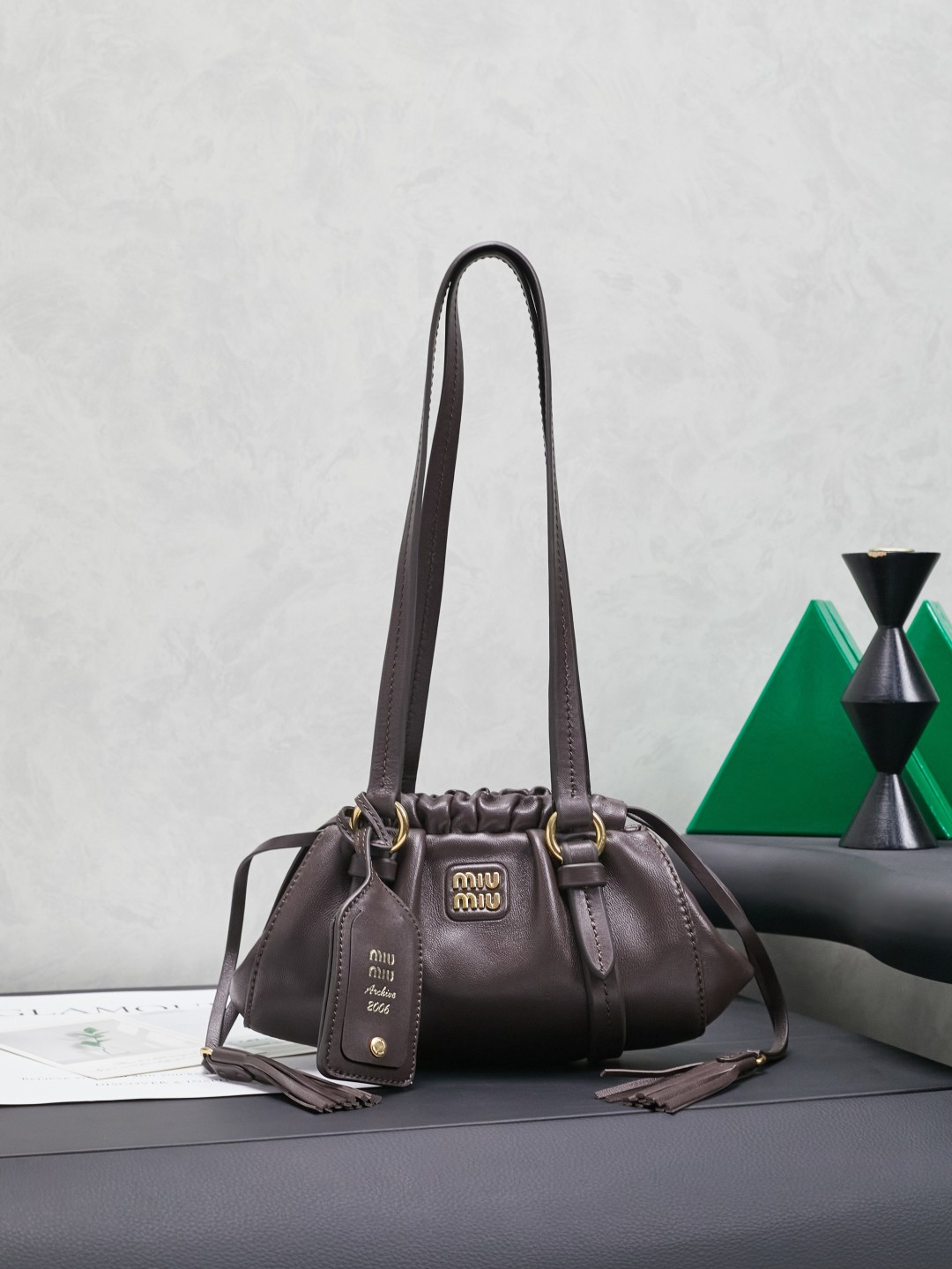 NO:532792,5B 25 new JIOE mid-armer dumpling bag brand new sheepskin, paired with steel old metal hardware accessories, high-end and elegant texture, the bag mouth is designed with drawstring, the fine wrinkled lace is three-dimensional and playful, high-end and lazy and casual, unique design, whoever uses it looks good, size 22*7*15 with original packaging, MIUMIU, miumiu, sheepskin198609095B 25新款JIOE中古腋下饺子包 全新绵羊皮,搭配钢质做旧金属五金配件,质感高级典雅,袋口采用抽绳束口设计,细密的皱褶花边立体而俏皮,高级又不失慵懒随性,独特的设计谁用谁好看,尺寸22*7*15 配原版包装,MIUMIU,miumiu,sheepskin,Bag