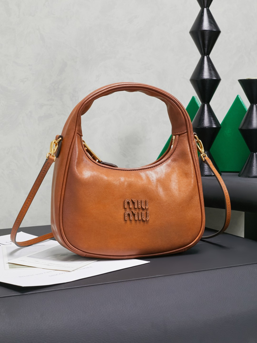 NO:558331,【M Home】New products!  Model 5BC125 MiuWander handbag, using imported lambskin classic brand iconic Matelasse texture embroidery, retro frosted hardware, using round curves, retaining the sense of playfulness it should have, the overall shape of the bag is stiff and stylish, full of personality, it can be sweet or salty, the capacity can be light, almost everyone in the major fashionistas has one, size 20×23×6cm (official website size 20X19X6), MIUMIU, miumiu, sheepskin19860909【M家】新品 ！型号5BC125 MiuWander 手袋,采用进口小羊皮经典品牌标志性Matelasse纹理绣花,复古磨砂五金,利用圆孤的曲线,保留了应有的俏皮感,包型整体硬挺有型,充满个性,可甜可盐,容量可光,各大时尚搏主几乎人手一个,尺寸20×23×6cm（官网尺寸20X19X6）,MIUMIU,miumiu,sheepskin,Bag