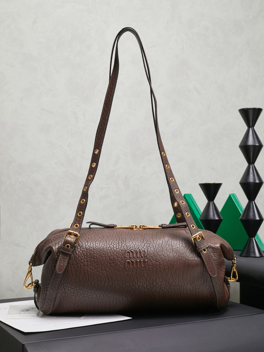 NO:581818,5BC, M's new autumn and winter motorcycle bag, made of vegetable blended bubble goat pattern sheepskin, with superb texture. Size: 40 X20 X15 cm, MIUMIU, miumiu, sheepskin198609095BC,M家秋冬新品机车包,采用植糅泡泡山羊纹羊皮,质感超绝尺寸:40 X20 X15 cm,MIUMIU,miumiu,sheepskin,Bag