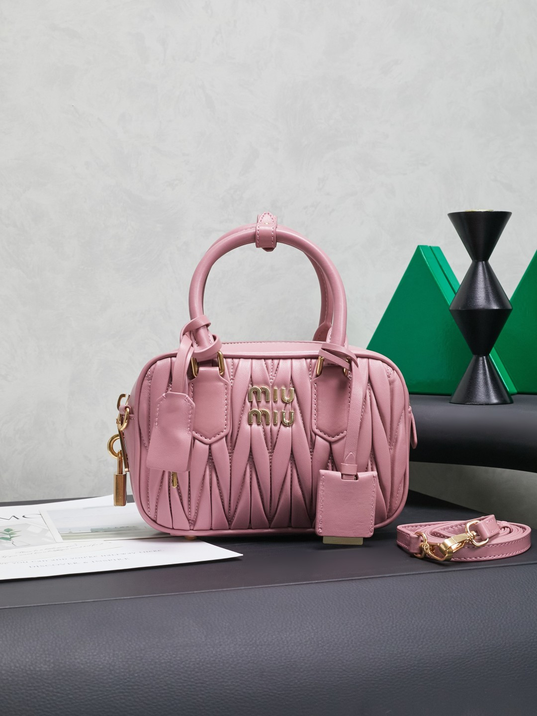 NO:581792,5BB123M's new product, too pretty bowling handbag, is made of imported lambskin classic brand's iconic Matelasse texture embroidery and retro frosted hardware, retaining the sense of playfulness it should have. The overall shape of the bag is stiff and stylish, full of personality, can be sweet or salty, and the capacity can be light. Almost everyone in the major fashionistas has one. The popularity is no less than the previous MiWander, size 19X13X6CM, with original packaging, MIUMIU, miumiu, sheepskin198609095BB123M家新品too pretty保龄球手袋,采用进口小羊皮经典品牌标志性Matelasse纹理绣花,复古磨砂五金,保留了应有的俏皮感,包型整体硬挺有型,充满个性,可甜可盐,容量可光,各大时尚搏主几乎人手一个,火爆程度不亚于之前的MiWander,尺寸19X13X6CM,配原版包装,MIUMIU,miumiu,sheepskin,Bag