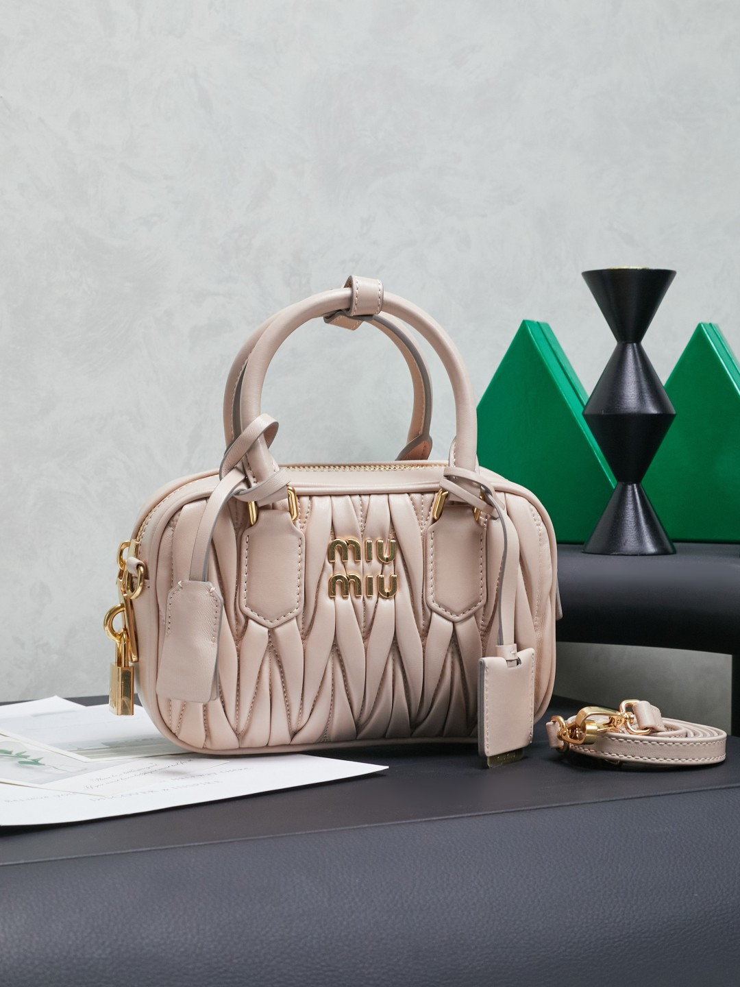 NO:574752,5BB123M's new product, too pretty bowling handbag, is made of imported lambskin classic brand's iconic Matelasse texture embroidery and retro frosted hardware, retaining the sense of playfulness it should have. The overall shape of the bag is stiff and stylish, full of personality, can be sweet or salty, and the capacity can be light. Almost everyone in the major fashionistas has one. The popularity is no less than the previous MiWander, size 19X13X6CM, with original packaging, MIUMIU, miumiu, sheepskin198609095BB123M家新品too pretty保龄球手袋,采用进口小羊皮经典品牌标志性Matelasse纹理绣花,复古磨砂五金,保留了应有的俏皮感,包型整体硬挺有型,充满个性,可甜可盐,容量可光,各大时尚搏主几乎人手一个,火爆程度不亚于之前的MiWander,尺寸19X13X6CM,配原版包装,MIUMIU,miumiu,sheepskin,Bag