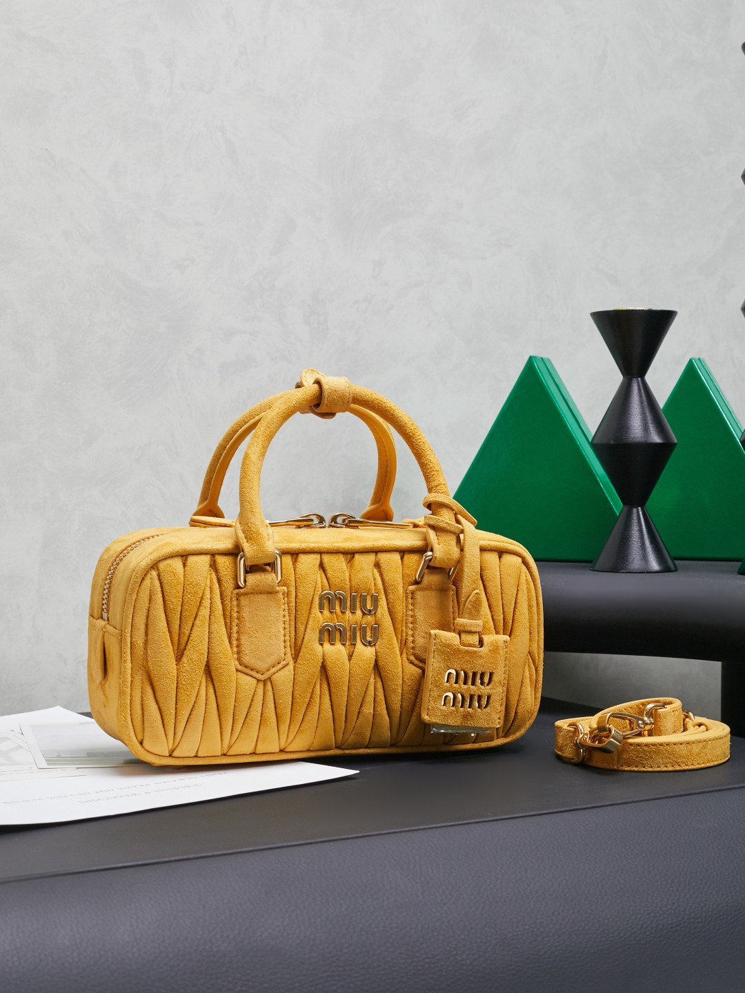 NO:581835,New version 5BB142, M's new bowling bag, the official website recommends it, this year's absolute hot style, top imported lambskin, Miu's unique Matelasse pattern, the bag body is exquisite and three-dimensional, the front engraved logo matches the color of the leather  Echo, detachable and adjustable leather long shoulder strap, cotton satin lining, with zipper pocket, same style as many celebrities and internet celebrities, size 22X10.5X7.5Cm, with original packaging, MIUMIU, miumiu, sheepskin19860909新版本5BB142,M家新款保龄球包包,官网主推,今年绝对爆款式,顶级进口小羊皮,Miu家独具风格Matelasse图案,包身精致立体有型,正面刻字徽标与皮革颜色相呼应,可拆卸可调节皮革长肩带,棉质缎面衬里,配拉链式口袋,众多明星网红同款,尺寸22X10.5X7.5Cm,配原版包装,MIUMIU,miumiu,sheepskin,Bag