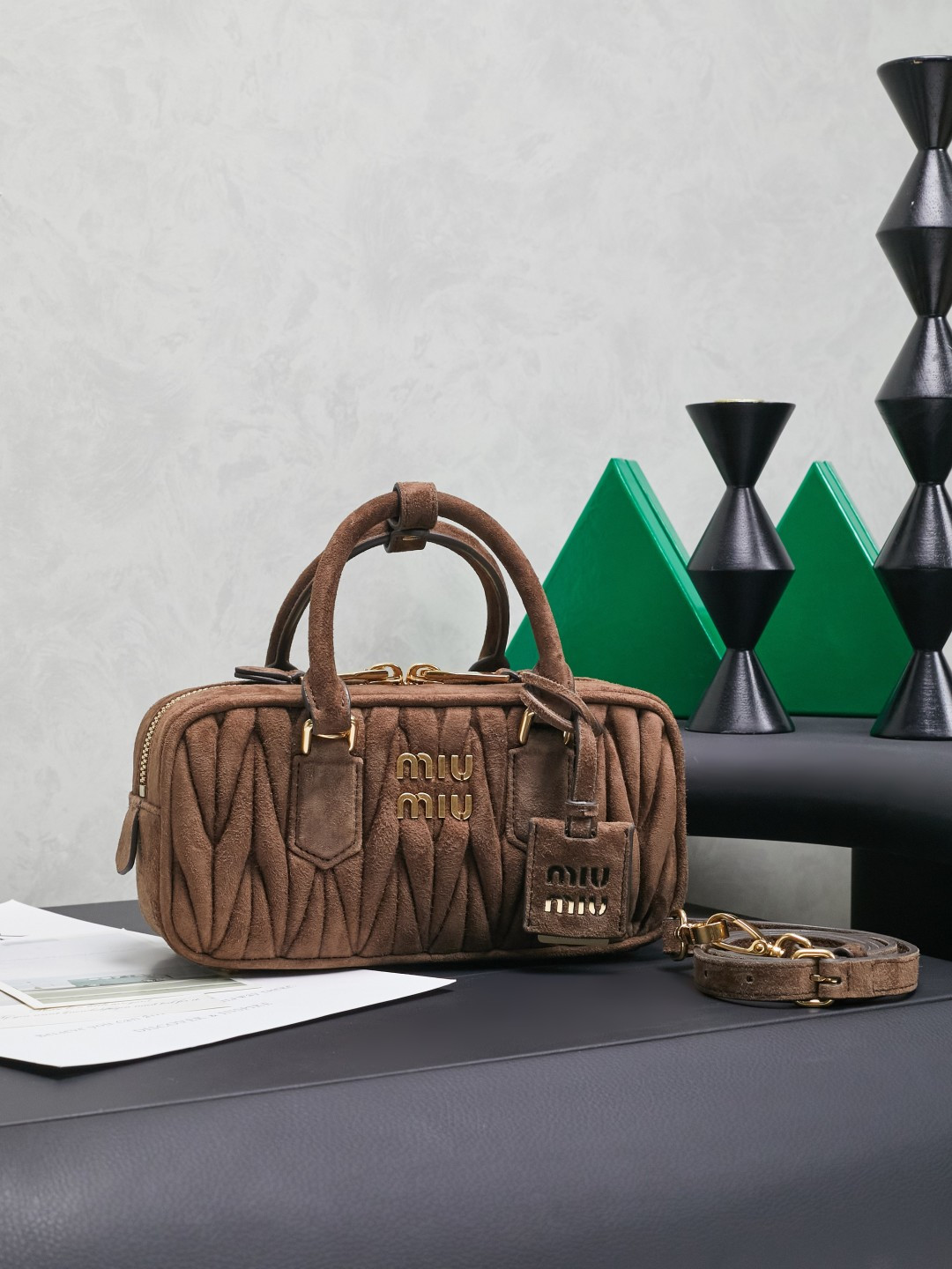 NO:581827,New version 5BB142, M's new bowling bag, the official website recommends it, this year's absolute hot style, top imported lambskin, Miu's unique Matelasse pattern, the bag body is exquisite and three-dimensional, the front engraved logo matches the color of the leather  Echo, detachable and adjustable leather long shoulder strap, cotton satin lining, with zipper pocket, same style as many celebrities and internet celebrities, size 22X10.5X7.5Cm, with original packaging, MIUMIU, miumiu, sheepskin19860909新版本5BB142,M家新款保龄球包包,官网主推,今年绝对爆款式,顶级进口小羊皮,Miu家独具风格Matelasse图案,包身精致立体有型,正面刻字徽标与皮革颜色相呼应,可拆卸可调节皮革长肩带,棉质缎面衬里,配拉链式口袋,众多明星网红同款,尺寸22X10.5X7.5Cm,配原版包装,MIUMIU,miumiu,sheepskin,Bag