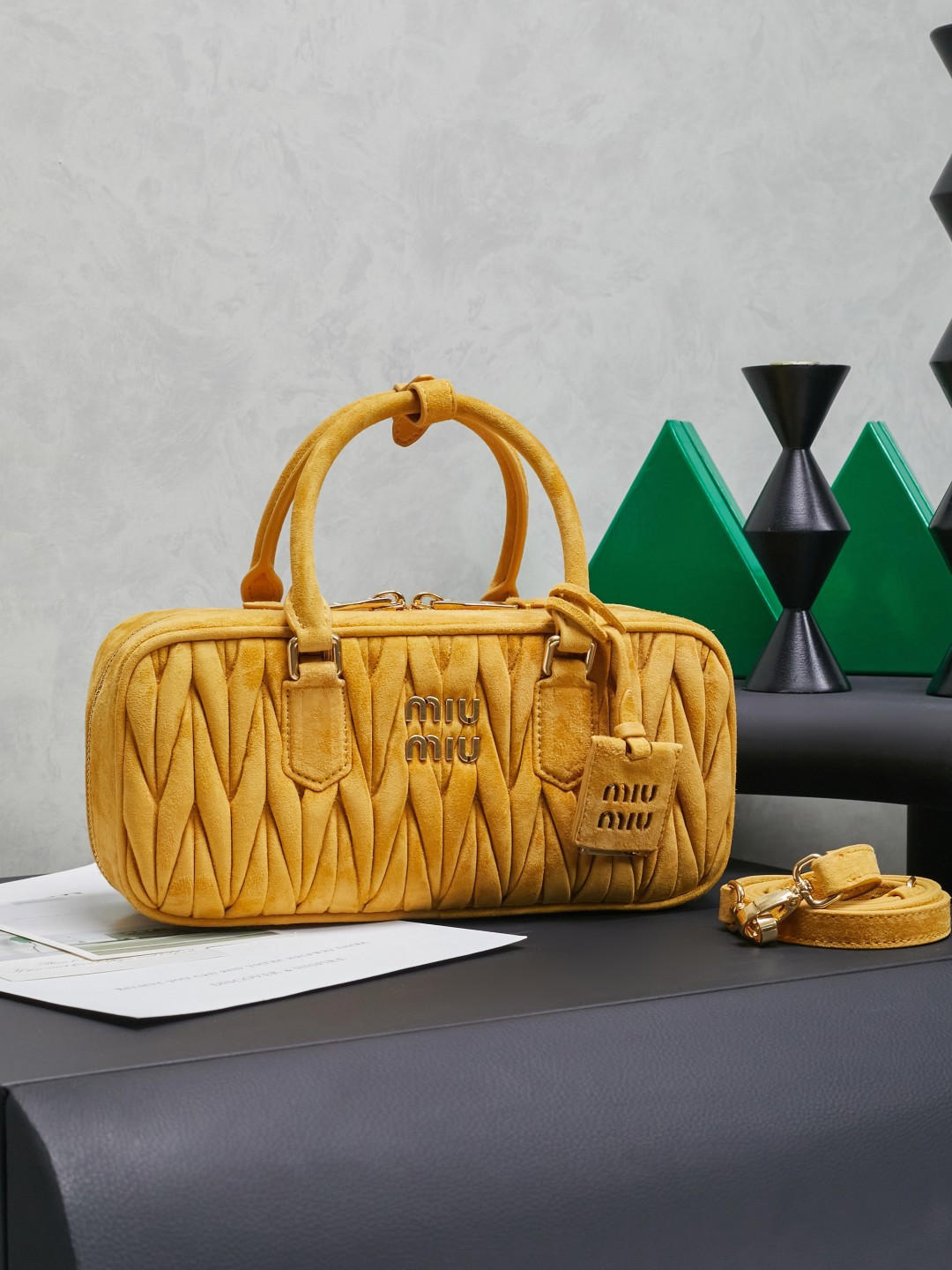 NO:574726,5BB148, Miu's new bowling bag, the official website recommends it, this year's absolute hot style, top-grade imported lambskin, Miu's unique Matelasse pattern, the bag is exquisite and three-dimensional, the front lettering logo echoes the color of the leather, detachable and adjustable leather long shoulder strap, cotton satin lining, with zipper pocket, many celebrity Internet celebrities have the same style, size 27X12X9Cm, with original packaging, MIUMIU, miumiu, sheepskin198609095BB148,Miu家新款保龄球包包,官网主推,今年绝对爆款式,顶级进口小羊皮,Miu家独具风格Matelasse图案,包身精致立体有型,正面刻字徽标与皮革颜色相呼应,可拆卸可调节皮革长肩带,棉质缎面衬里,配拉链式口袋,众多明星网红同款,尺寸27X12X9Cm,配原版包装,,MIUMIU,miumiu,sheepskin,Bag