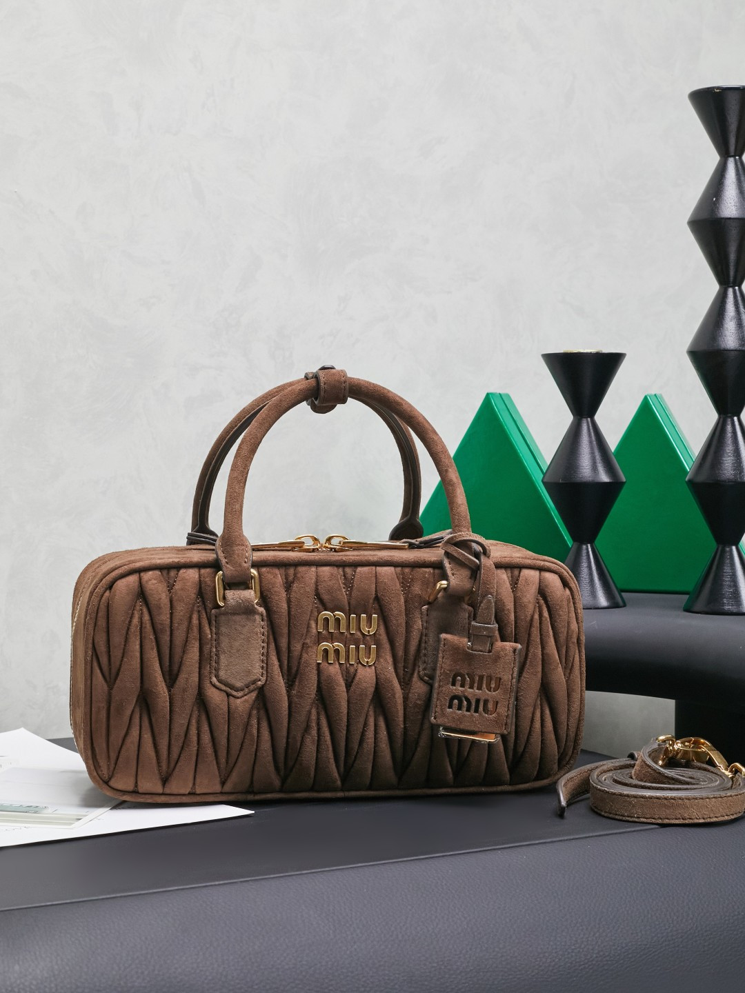 NO:581825,5BB148, Miu's new bowling bag, the official website recommends it, this year's absolute hot style, top-grade imported lambskin, Miu's unique Matelasse pattern, the bag is exquisite and three-dimensional, the front lettering logo echoes the color of the leather, detachable and adjustable leather long shoulder strap, cotton satin lining, with zipper pocket, many celebrity Internet celebrities have the same style, size 27X12X9Cm, with original packaging, MIUMIU, miumiu, sheepskin198609095BB148,Miu家新款保龄球包包,官网主推,今年绝对爆款式,顶级进口小羊皮,Miu家独具风格Matelasse图案,包身精致立体有型,正面刻字徽标与皮革颜色相呼应,可拆卸可调节皮革长肩带,棉质缎面衬里,配拉链式口袋,众多明星网红同款,尺寸27X12X9Cm,配原版包装,,MIUMIU,miumiu,sheepskin,Bag