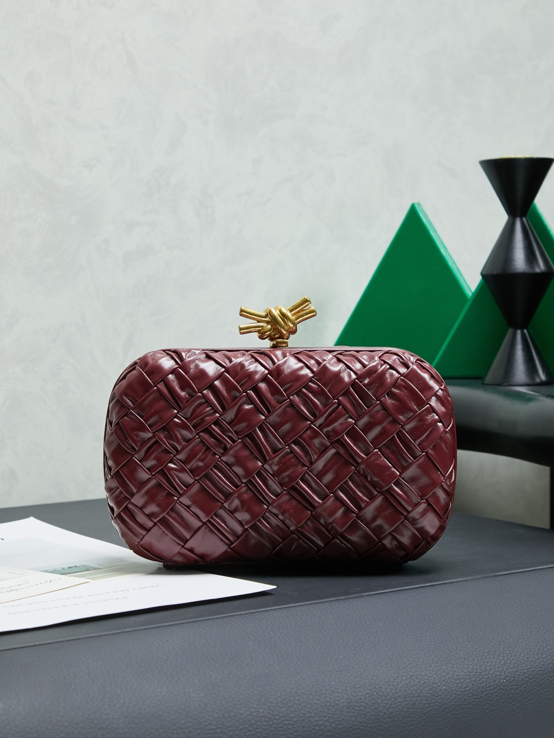 🔥🔥🔥BV Knot leather
Evening bag classic returns Original leather➕stainless steel hardware➕24k real gold plating➕all handmade
Anyone who knows the history of our brand should have heard that the knot is
A story about Bottega Veneta is also one of the more important design elements.
✨✨Matthieu Blazy’s work this season sublimates Knot’s classics, with a new knot design and a woven shoulder strap, plus Fouland Intreccio’s weaving technology, adding some fashion to the retro and nostalgic feel of the past.
Style number: 717622.
Dimensions: 20.5x6x12.5.
