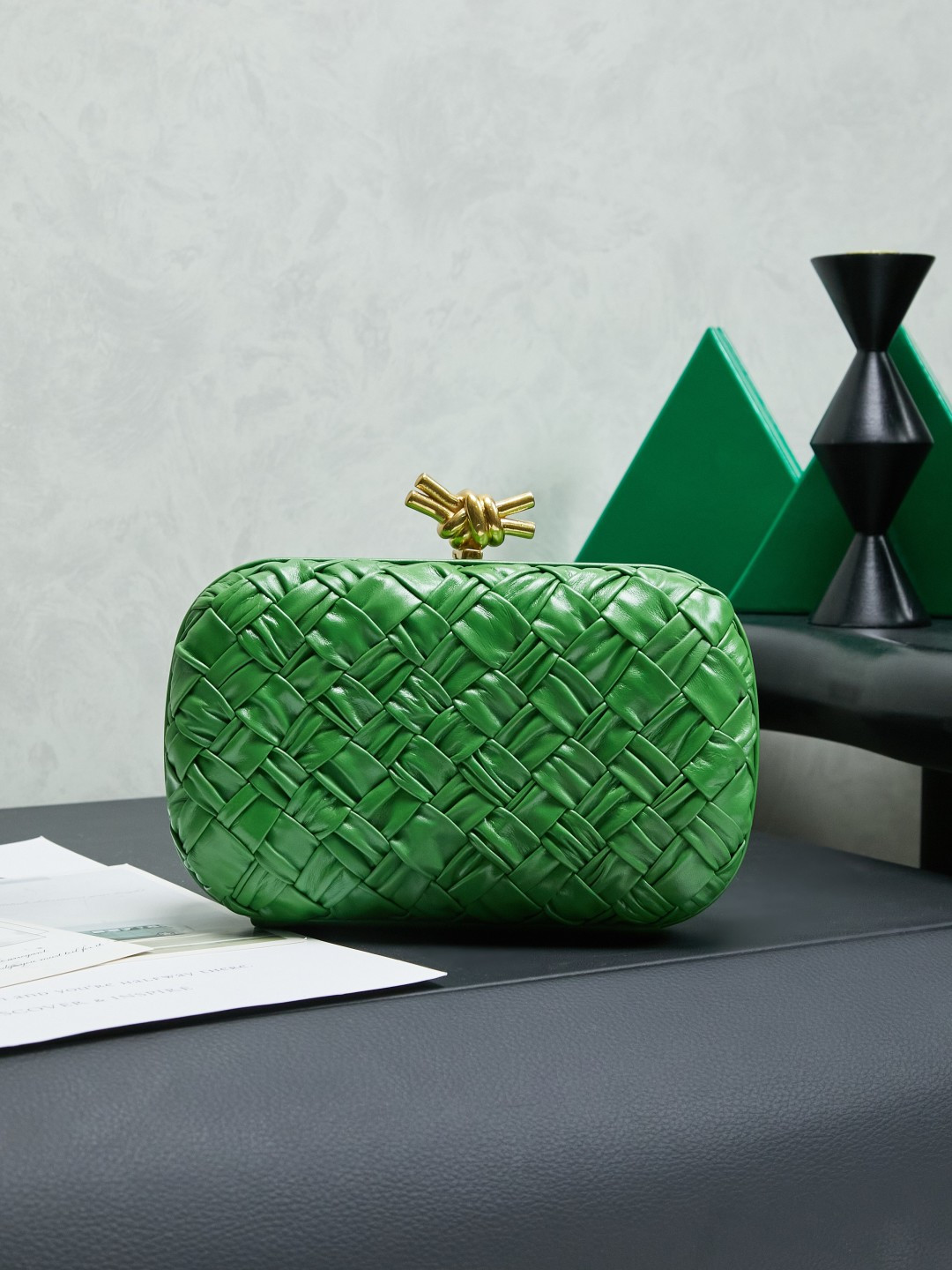 🔥🔥🔥BV Knot leather
Evening bag classic returns Original leather➕stainless steel hardware➕24k real gold plating➕all handmade
Anyone who knows the history of our brand should have heard that the knot is
A story about Bottega Veneta is also one of the more important design elements.
✨✨Matthieu Blazy’s work this season sublimates Knot’s classics, with a new knot design and a woven shoulder strap, plus Fouland Intreccio’s weaving technology, adding some fashion to the retro and nostalgic feel of the past.
Style number: 717622.
Dimensions: 20.5x6x12.5.
