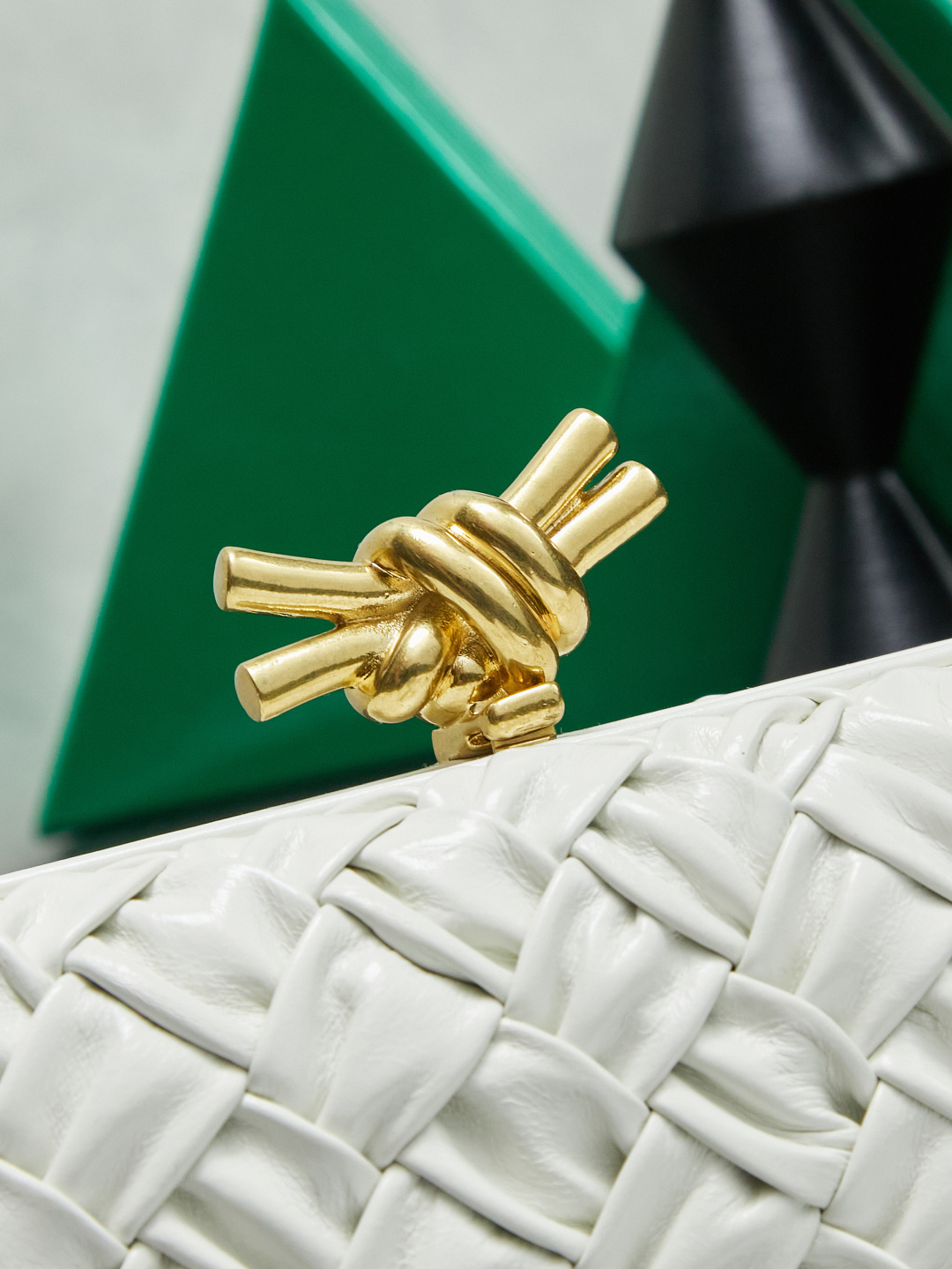 🔥🔥🔥BV Knot leather
Evening bag classic returns Original leather➕stainless steel hardware➕24k real gold plating➕all handmade
Anyone who knows the history of our brand should have heard that the knot is
A story about Bottega Veneta is also one of the more important design elements.
✨✨Matthieu Blazy’s work this season sublimates Knot’s classics, with a new knot design and a woven shoulder strap, plus Fouland Intreccio’s weaving technology, adding some fashion to the retro and nostalgic feel of the past.
Style number: 717622.
Dimensions: 20.5x6x12.5. photo 1