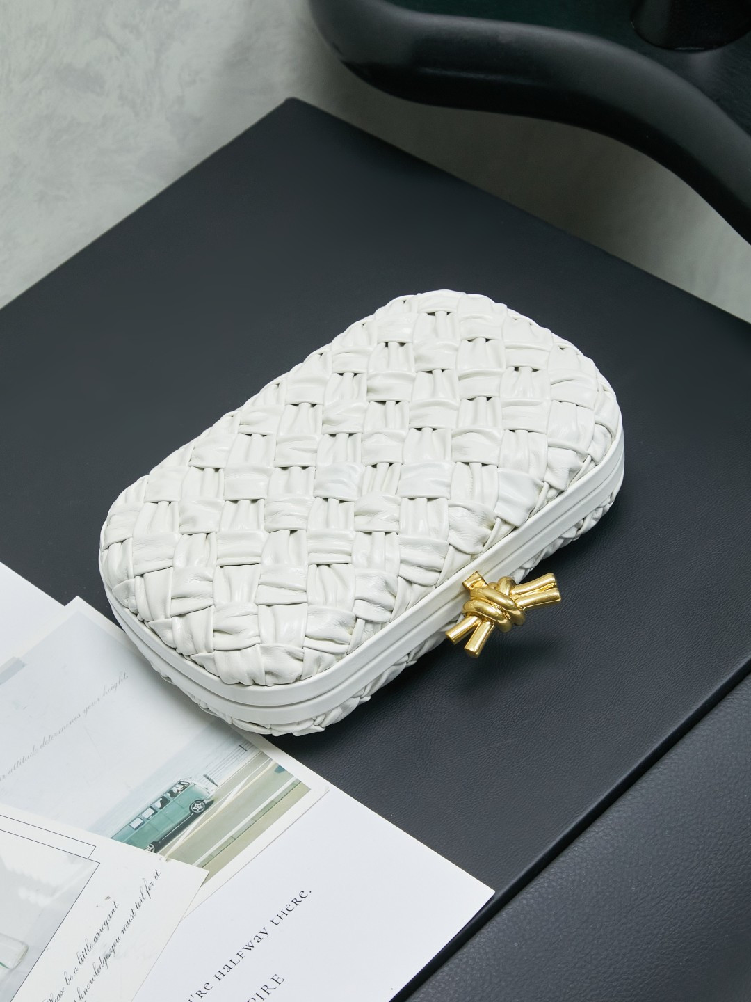 🔥🔥🔥BV Knot leather
Evening bag classic returns Original leather➕stainless steel hardware➕24k real gold plating➕all handmade
Anyone who knows the history of our brand should have heard that the knot is
A story about Bottega Veneta is also one of the more important design elements.
✨✨Matthieu Blazy’s work this season sublimates Knot’s classics, with a new knot design and a woven shoulder strap, plus Fouland Intreccio’s weaving technology, adding some fashion to the retro and nostalgic feel of the past.
Style number: 717622.
Dimensions: 20.5x6x12.5. photo 4