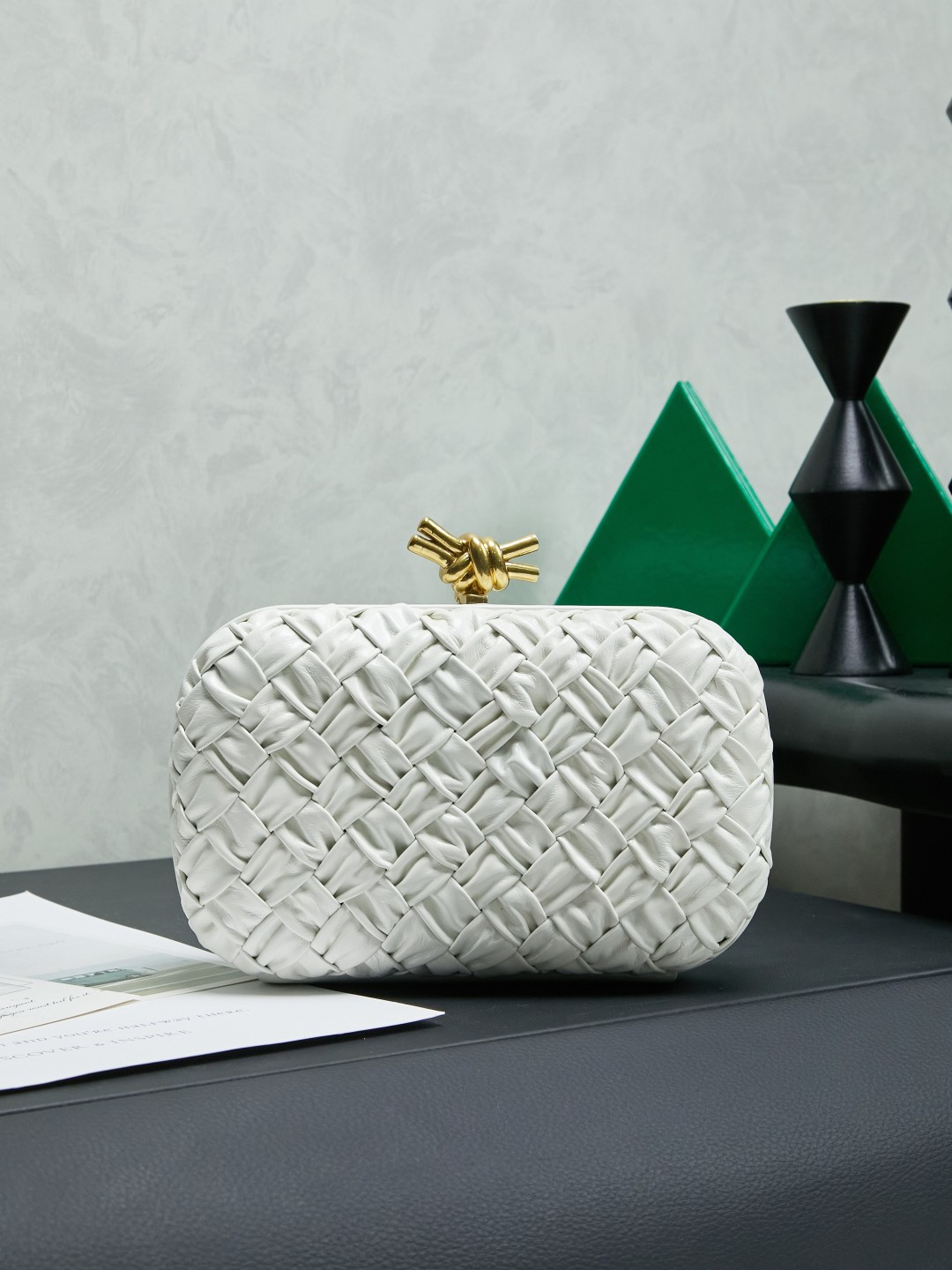🔥🔥🔥BV Knot leather
Evening bag classic returns Original leather➕stainless steel hardware➕24k real gold plating➕all handmade
Anyone who knows the history of our brand should have heard that the knot is
A story about Bottega Veneta is also one of the more important design elements.
✨✨Matthieu Blazy’s work this season sublimates Knot’s classics, with a new knot design and a woven shoulder strap, plus Fouland Intreccio’s weaving technology, adding some fashion to the retro and nostalgic feel of the past.
Style number: 717622.
Dimensions: 20.5x6x12.5.