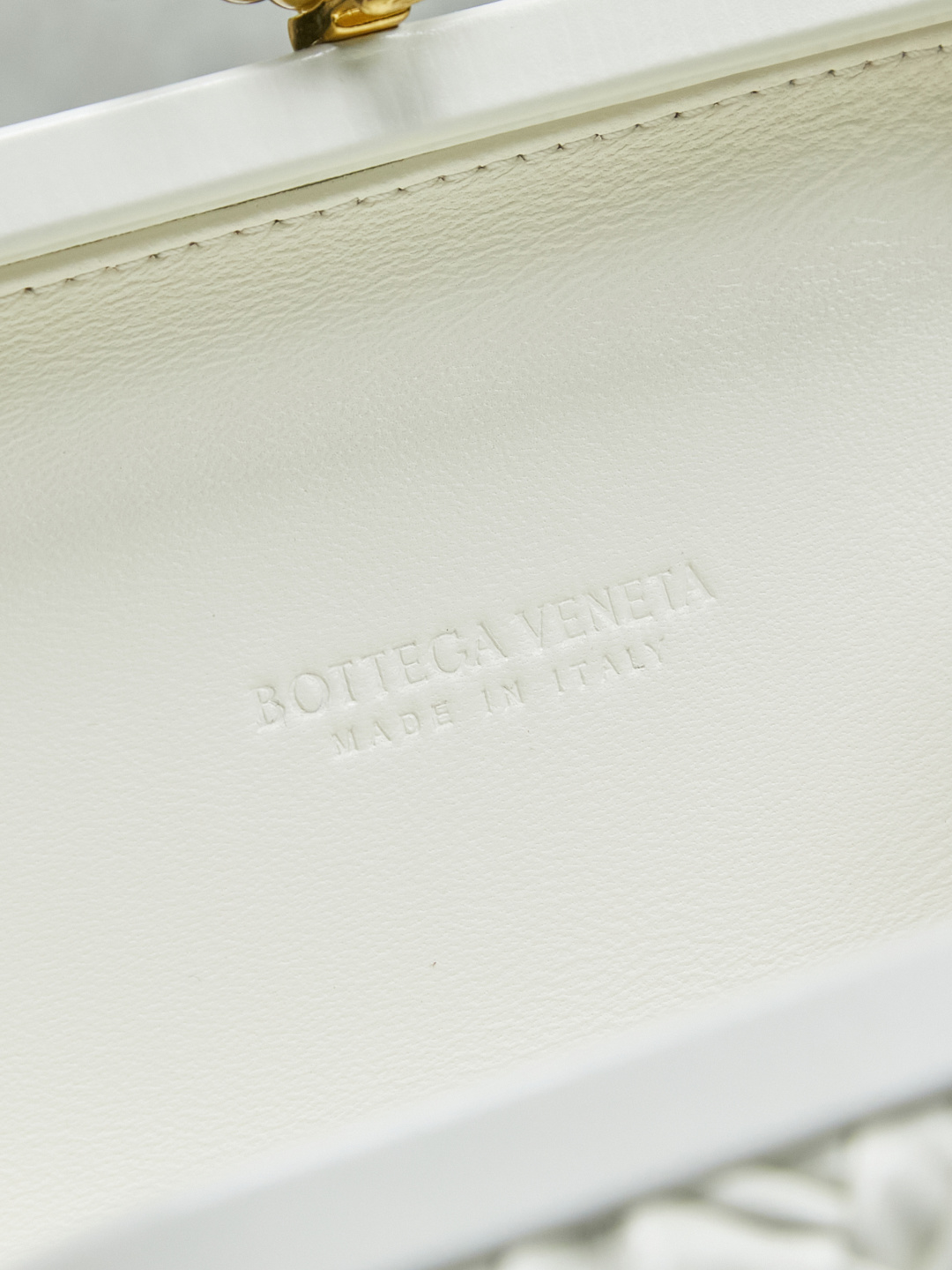 🔥🔥🔥BV Knot leather
Evening bag classic returns Original leather➕stainless steel hardware➕24k real gold plating➕all handmade
Anyone who knows the history of our brand should have heard that the knot is
A story about Bottega Veneta is also one of the more important design elements.
✨✨Matthieu Blazy’s work this season sublimates Knot’s classics, with a new knot design and a woven shoulder strap, plus Fouland Intreccio’s weaving technology, adding some fashion to the retro and nostalgic feel of the past.
Style number: 717622.
Dimensions: 20.5x6x12.5. photo 6