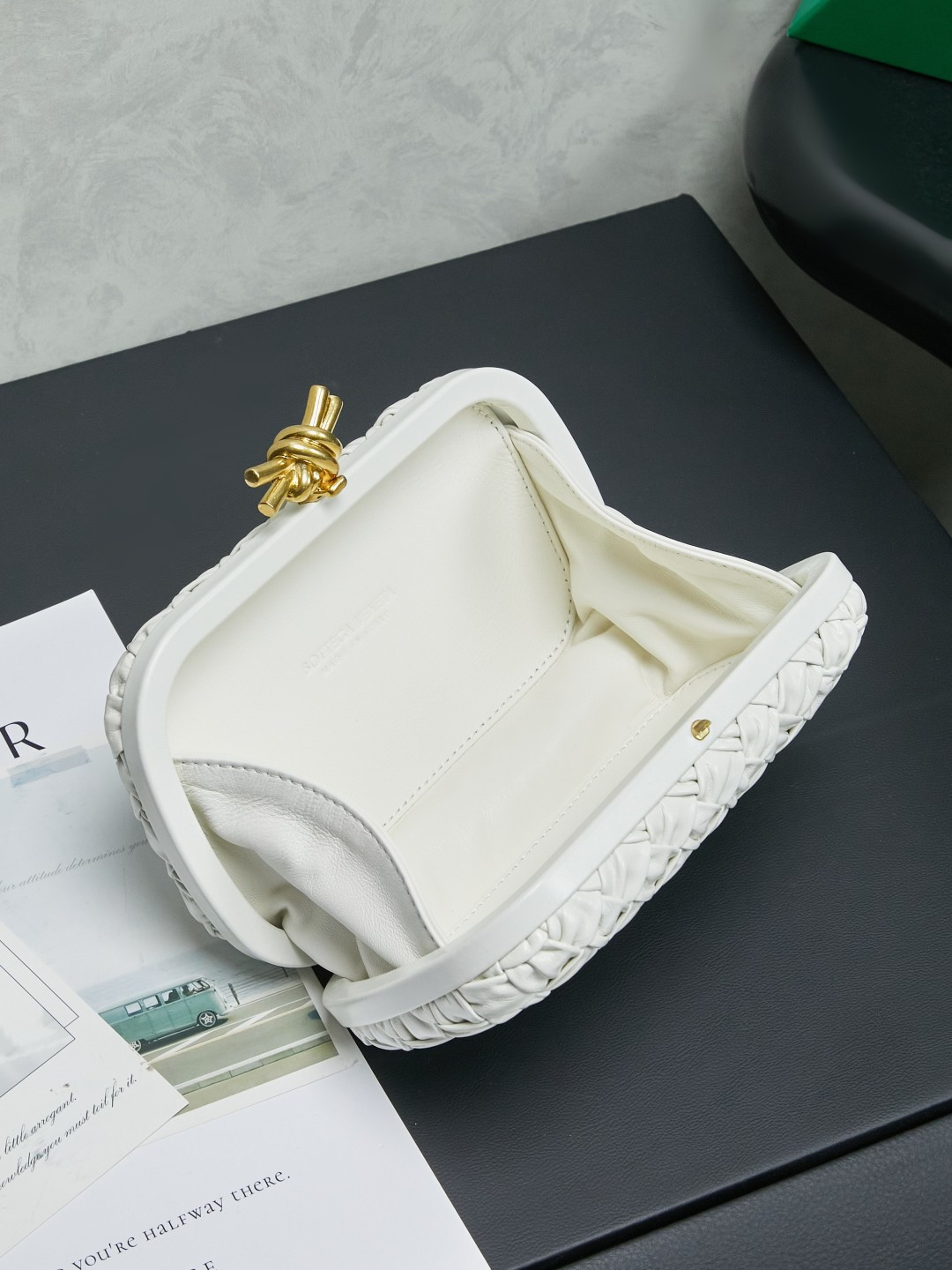 🔥🔥🔥BV Knot leather
Evening bag classic returns Original leather➕stainless steel hardware➕24k real gold plating➕all handmade
Anyone who knows the history of our brand should have heard that the knot is
A story about Bottega Veneta is also one of the more important design elements.
✨✨Matthieu Blazy’s work this season sublimates Knot’s classics, with a new knot design and a woven shoulder strap, plus Fouland Intreccio’s weaving technology, adding some fashion to the retro and nostalgic feel of the past.
Style number: 717622.
Dimensions: 20.5x6x12.5. photo 8