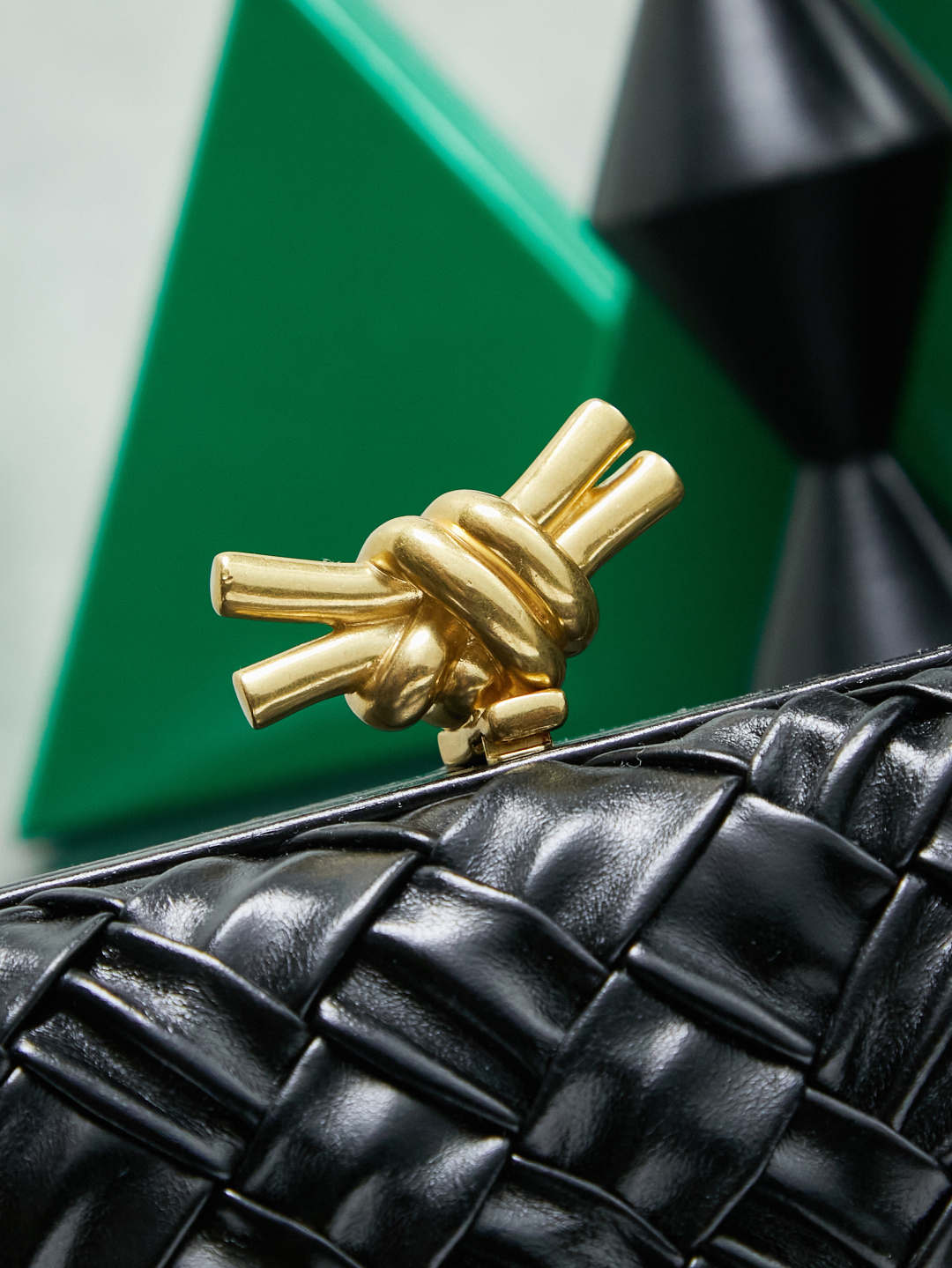 🔥🔥🔥BV Knot leather
Evening bag classic returns Original leather➕stainless steel hardware➕24k real gold plating➕all handmade
Anyone who knows the history of our brand should have heard that the knot is
A story about Bottega Veneta is also one of the more important design elements.
✨✨Matthieu Blazy’s work this season sublimates Knot’s classics, with a new knot design and a woven shoulder strap, plus Fouland Intreccio’s weaving technology, adding some fashion to the retro and nostalgic feel of the past.
Style number: 717622.
Dimensions: 20.5x6x12.5. photo 1