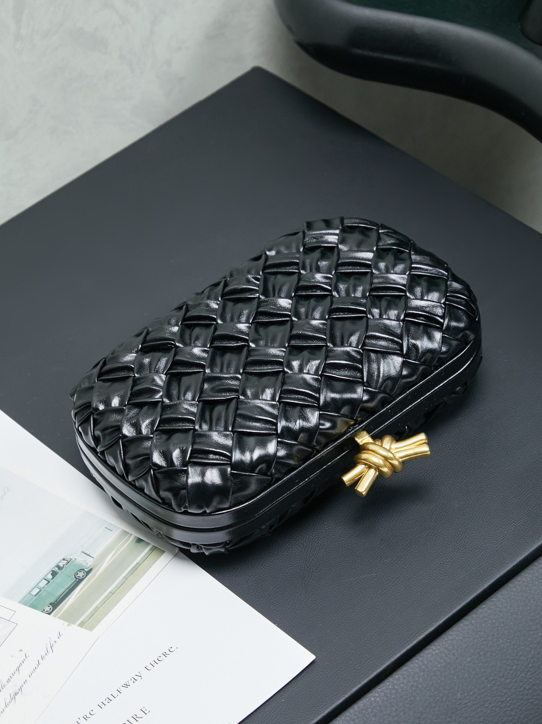 🔥🔥🔥BV Knot leather
Evening bag classic returns Original leather➕stainless steel hardware➕24k real gold plating➕all handmade
Anyone who knows the history of our brand should have heard that the knot is
A story about Bottega Veneta is also one of the more important design elements.
✨✨Matthieu Blazy’s work this season sublimates Knot’s classics, with a new knot design and a woven shoulder strap, plus Fouland Intreccio’s weaving technology, adding some fashion to the retro and nostalgic feel of the past.
Style number: 717622.
Dimensions: 20.5x6x12.5. photo 3