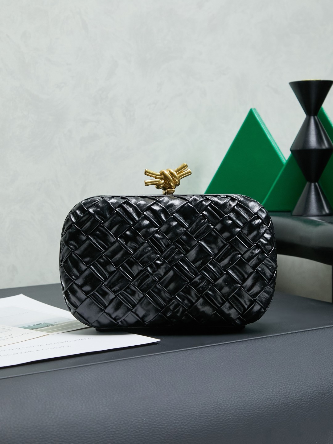 🔥🔥🔥BV Knot leather
Evening bag classic returns Original leather➕stainless steel hardware➕24k real gold plating➕all handmade
Anyone who knows the history of our brand should have heard that the knot is
A story about Bottega Veneta is also one of the more important design elements.
✨✨Matthieu Blazy’s work this season sublimates Knot’s classics, with a new knot design and a woven shoulder strap, plus Fouland Intreccio’s weaving technology, adding some fashion to the retro and nostalgic feel of the past.
Style number: 717622.
Dimensions: 20.5x6x12.5.