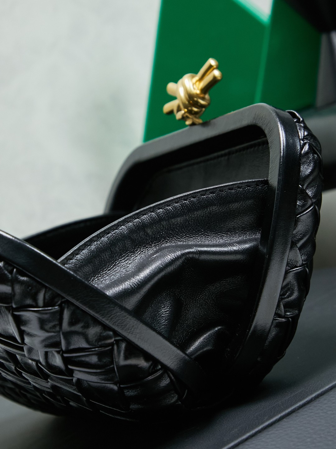 🔥🔥🔥BV Knot leather
Evening bag classic returns Original leather➕stainless steel hardware➕24k real gold plating➕all handmade
Anyone who knows the history of our brand should have heard that the knot is
A story about Bottega Veneta is also one of the more important design elements.
✨✨Matthieu Blazy’s work this season sublimates Knot’s classics, with a new knot design and a woven shoulder strap, plus Fouland Intreccio’s weaving technology, adding some fashion to the retro and nostalgic feel of the past.
Style number: 717622.
Dimensions: 20.5x6x12.5. photo 7