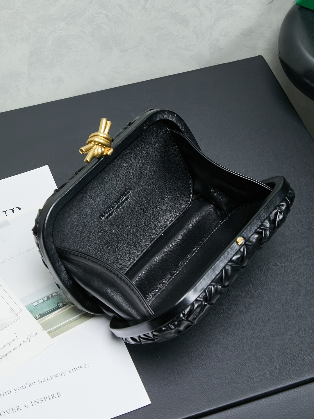 🔥🔥🔥BV Knot leather
Evening bag classic returns Original leather➕stainless steel hardware➕24k real gold plating➕all handmade
Anyone who knows the history of our brand should have heard that the knot is
A story about Bottega Veneta is also one of the more important design elements.
✨✨Matthieu Blazy’s work this season sublimates Knot’s classics, with a new knot design and a woven shoulder strap, plus Fouland Intreccio’s weaving technology, adding some fashion to the retro and nostalgic feel of the past.
Style number: 717622.
Dimensions: 20.5x6x12.5. photo 9