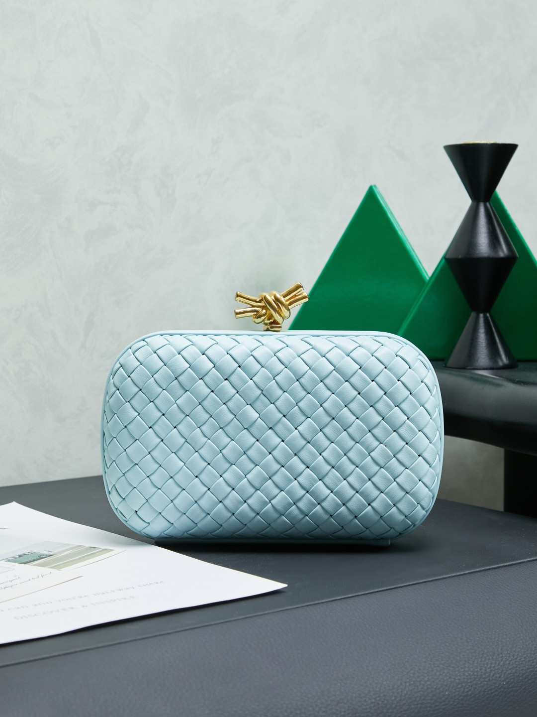 🔥🔥🔥BV Knot |The classic return of the evening bag Original leather➕stainless steel hardware➕24k real gold plating➕all handmade
Anyone who knows the history of our brand should have heard that the knot is
A story about Bottega Veneta is also one of the more important design elements.
✨✨Matthieu Blazy’s work this season sublimates Knot’s classics, with a new knot design and a woven shoulder strap, plus Fouland Intreccio’s weaving technology, adding some fashion to the retro and nostalgic feel of the past.
Style number: 717622.
Dimensions: 20.5x6x12.5.