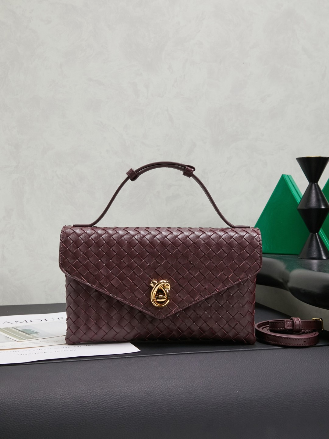 BOTTEGA VENETA's 2025 new product KNOT LOCK crossbody bag subverts the rigid lines of traditional tote bags and uses drapey leather to create a breathing three-dimensional silhouette. It has compartments and multiple card slots inside, making it a versatile commuter bag that can be used in various occasions. The details are full of exquisiteness, the casual retro color tone, and the upper body are full of elegance. Whether you are commuting or going out on the street, you can easily hold it. The two carrying methods of hand-carrying and long shoulder strap are very practical! At the same time, the shoulder strap is detachable, suitable for various dressing styles~ Whether it is a dinner party or daily commuting, it can be easily controlled and becomes your versatile tool❤️
Style number: 817191
Size: 25*16*5.5cm