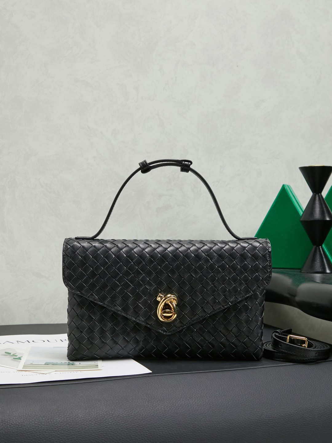 BOTTEGA VENETA's 2025 new product KNOT LOCK crossbody bag subverts the rigid lines of traditional tote bags and uses drapey leather to create a breathing three-dimensional silhouette. It has compartments and multiple card slots inside, making it a versatile commuter bag that can be used in various occasions. The details are full of exquisiteness, the casual retro color tone, and the upper body are full of elegance. Whether you are commuting or going out on the street, you can easily hold it. The two carrying methods of hand-carrying and long shoulder strap are very practical! At the same time, the shoulder strap is detachable, suitable for various dressing styles~ Whether it is a dinner party or daily commuting, it can be easily controlled and becomes your versatile tool❤️
Style number: 817191
Size: 25*16*5.5cm