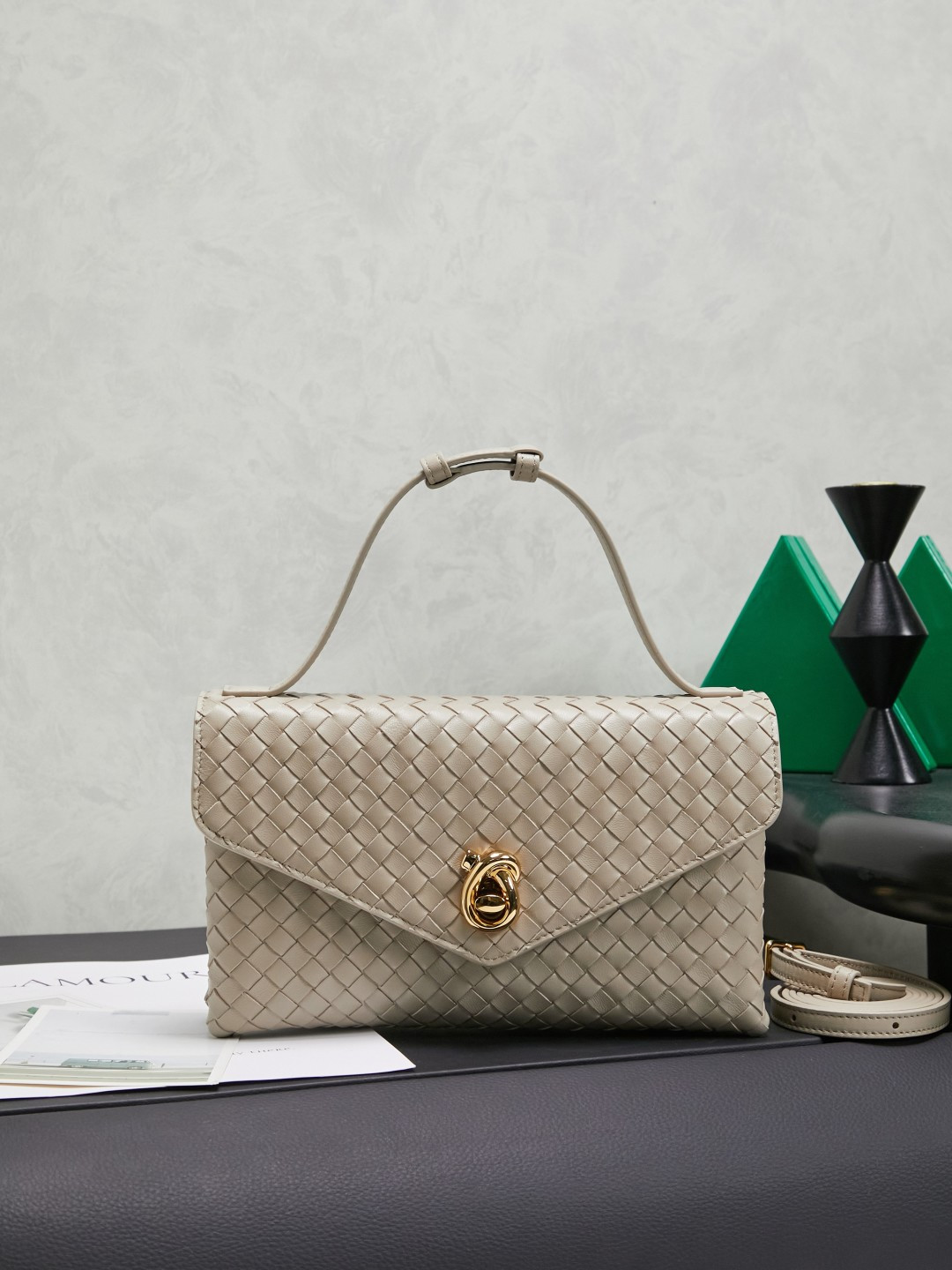 BOTTEGA VENETA's 2025 new product KNOT LOCK crossbody bag subverts the rigid lines of traditional tote bags and uses drapey leather to create a breathing three-dimensional silhouette. It has compartments and multiple card slots inside, making it a versatile commuter bag that can be used in various occasions. The details are full of exquisiteness, the casual retro color tone, and the upper body are full of elegance. Whether you are commuting or going out on the street, you can easily hold it. The two carrying methods of hand-carrying and long shoulder strap are very practical! At the same time, the shoulder strap is detachable, suitable for various dressing styles~ Whether it is a dinner party or daily commuting, it can be easily controlled and becomes your versatile tool❤️
Style number: 817191
Size: 25*16*5.5cm