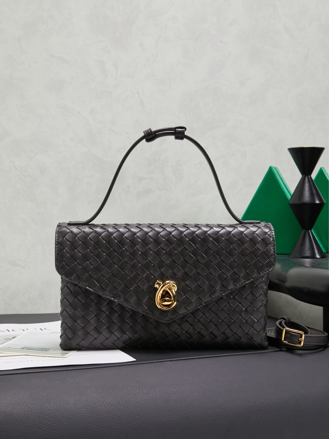 BOTTEGA VENETA's 2025 new product KNOT LOCK crossbody bag subverts the rigid lines of traditional tote bags and uses drapey leather to create a breathing three-dimensional silhouette. It has compartments and multiple card slots inside, making it a versatile commuter bag that can be used in various occasions. The details are full of exquisiteness, the casual retro color tone, and the upper body are full of elegance. Whether you are commuting or going out on the street, you can easily hold it. The two carrying methods of hand-carrying and long shoulder strap are very practical! At the same time, the shoulder strap is detachable, suitable for various dressing styles~ Whether it is a dinner party or daily commuting, it can be easily controlled and becomes your versatile tool❤️
Style number: 817191
Size: 25*16*5.5cm