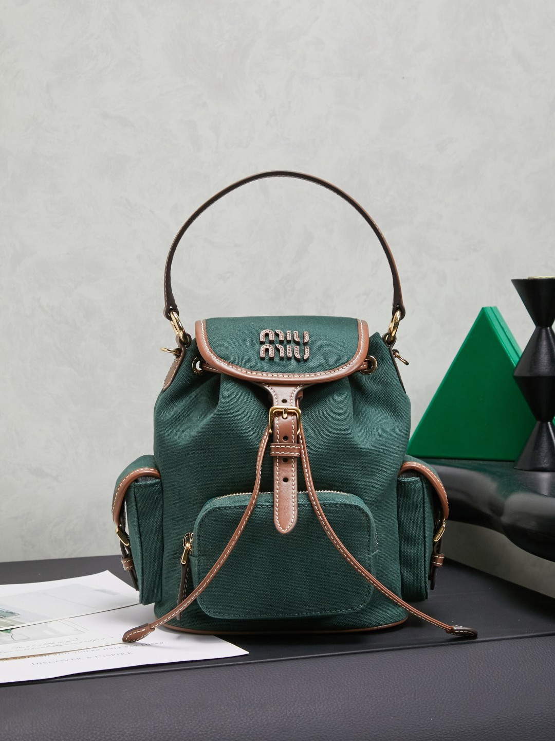 NO:584490,MIU new college style backpack  5BZ043, a perfect combination of canvas and high-quality calfskin, thick and wear-resistant linen blend lining, this leather backpack adopts a campus style design, blending exquisite craftsmanship and casual attitude, the unique multi-pocket design highlights the fashion of MlU handbags  Fashionable spirit, classic leather backpacks and shoulder straps, a great tool to wear with white T-denim, khaki windbreaker, casual sportswear... The style is versatile, and it can fit a cosmic iPad, a folding umbrella, and a cosmetic bag inside. It is practical, lightweight and full of high-end feel.  Size 22X18X11.5cm,MIUMIU,miumiu,cosmetic bags & cases,cowhide19860909MIU 新品学院风 双肩包 5BZ043,帆布与高品质小牛皮的完美搭配,厚实耐磨亚麻混纺内衬,这款皮革双肩包采用校园风设计,融合精湛工艺与休闲态度,别致的多口袋设计彰显MlU手袋的时尚趣致精神,经典皮革双肩背带与肩带,穿搭开挂神器配白T牛仔,配卡其风衣,配休闲运动服…风格百变,内里装得下宇宙iPad,折叠伞,化妆包,实用轻便又高级感十足 尺寸22X18X11.5cm,MIUMIU,miumiu,cosmetic bags & cases,cowhide,Bag