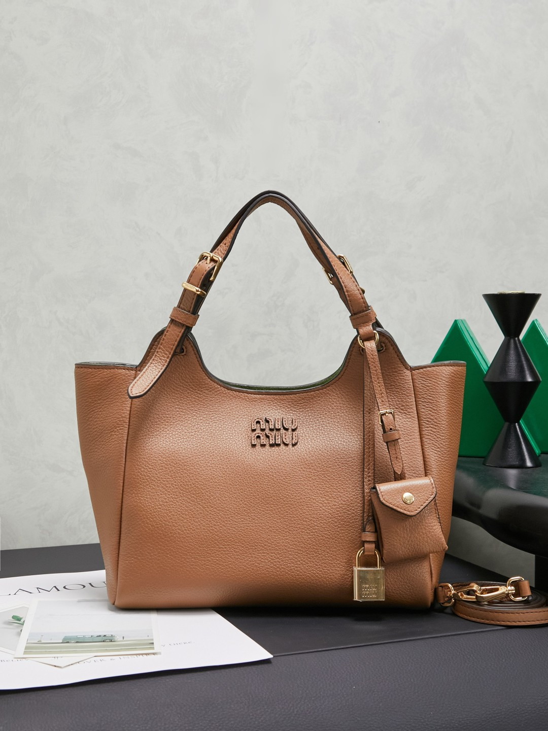 NO:584526,[Equipped with a complete set of packages at the counter] Miu Japanese pop-up tote bag, top-grade imported cowhide, high-end leather texture, elegant and retro, soft but not collapsed, with metal lock pendant, casual and lazy temperament, sweet and cool style, hand-stitched leather logo, details are online, suitable for commuting and shopping, practicality MAX model 5ba304 size 25.5 X20 X13  cm,MIUMIU,miumiu,totes,cowhide19860909【配置专柜全套包装】Miu家日本快闪新品托特包,顶级进口牛皮,皮面质感高级,优雅复古,包身软而不塌,搭配金属锁头挂件,气质随性慵懒,甜酷风格拉满,手工缝制皮面Logo标志,细节都很在线,通勤,逛街背都很适配,实用性MAX 型号5ba304 尺寸25.5 X20 X13 cm,MIUMIU,miumiu,totes,cowhide,Bag