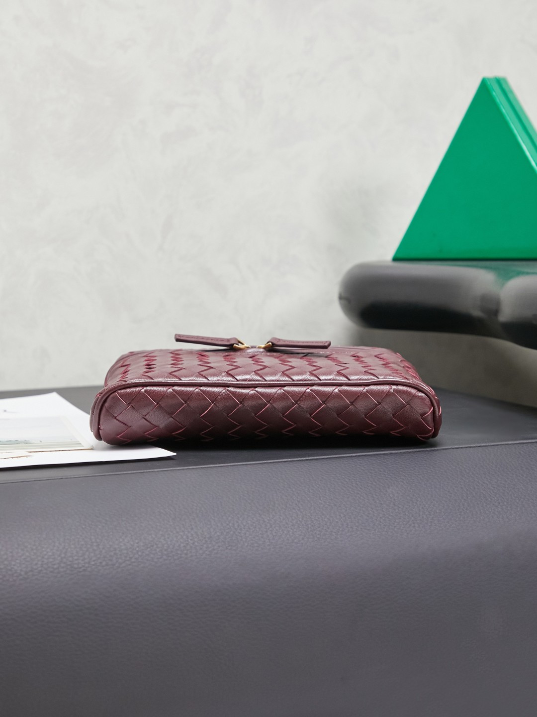 BOTTEGA VENETA2025 new women's small Soft Vanity cosmetic bag adopts the classic Intrecciato weaving technique, inheriting the classics. The buckle design 😎 The light metal chain gives you a high-end sense of matching. The chain is removable and can be used as a handbag ~ An elegant small bag that is perfect for participating in events. The overall body of the bag is as soft as marshmallow and can be easily kneaded, showing the strong toughness and high-end feel of the leather. The touch of sheepskin is so amazing. It is so healing when pinched! I have absolutely no resistance to small bags! ! !
Style number: 843800
Color: Barrow Red
Size: 19*14*3cm photo 1