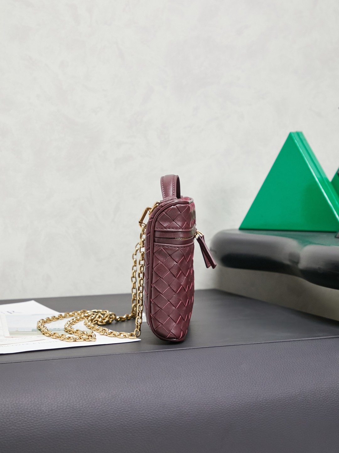 BOTTEGA VENETA2025 new women's small Soft Vanity cosmetic bag adopts the classic Intrecciato weaving technique, inheriting the classics. The buckle design 😎 The light metal chain gives you a high-end sense of matching. The chain is removable and can be used as a handbag ~ An elegant small bag that is perfect for participating in events. The overall body of the bag is as soft as marshmallow and can be easily kneaded, showing the strong toughness and high-end feel of the leather. The touch of sheepskin is so amazing. It is so healing when pinched! I have absolutely no resistance to small bags! ! !
Style number: 843800
Color: Barrow Red
Size: 19*14*3cm photo 2