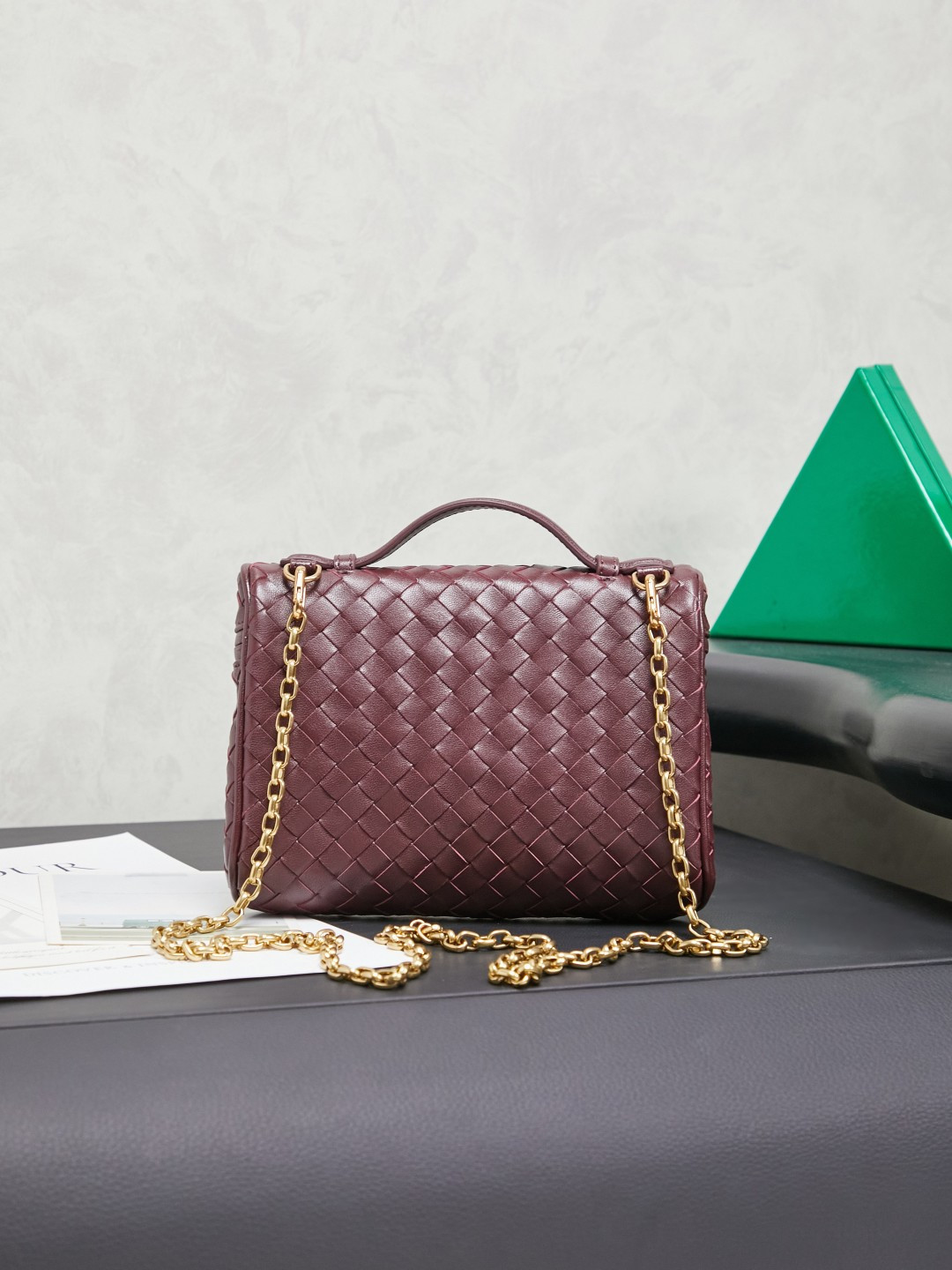 BOTTEGA VENETA2025 new women's small Soft Vanity cosmetic bag adopts the classic Intrecciato weaving technique, inheriting the classics. The buckle design 😎 The light metal chain gives you a high-end sense of matching. The chain is removable and can be used as a handbag ~ An elegant small bag that is perfect for participating in events. The overall body of the bag is as soft as marshmallow and can be easily kneaded, showing the strong toughness and high-end feel of the leather. The touch of sheepskin is so amazing. It is so healing when pinched! I have absolutely no resistance to small bags! ! !
Style number: 843800
Color: Barrow Red
Size: 19*14*3cm photo 3