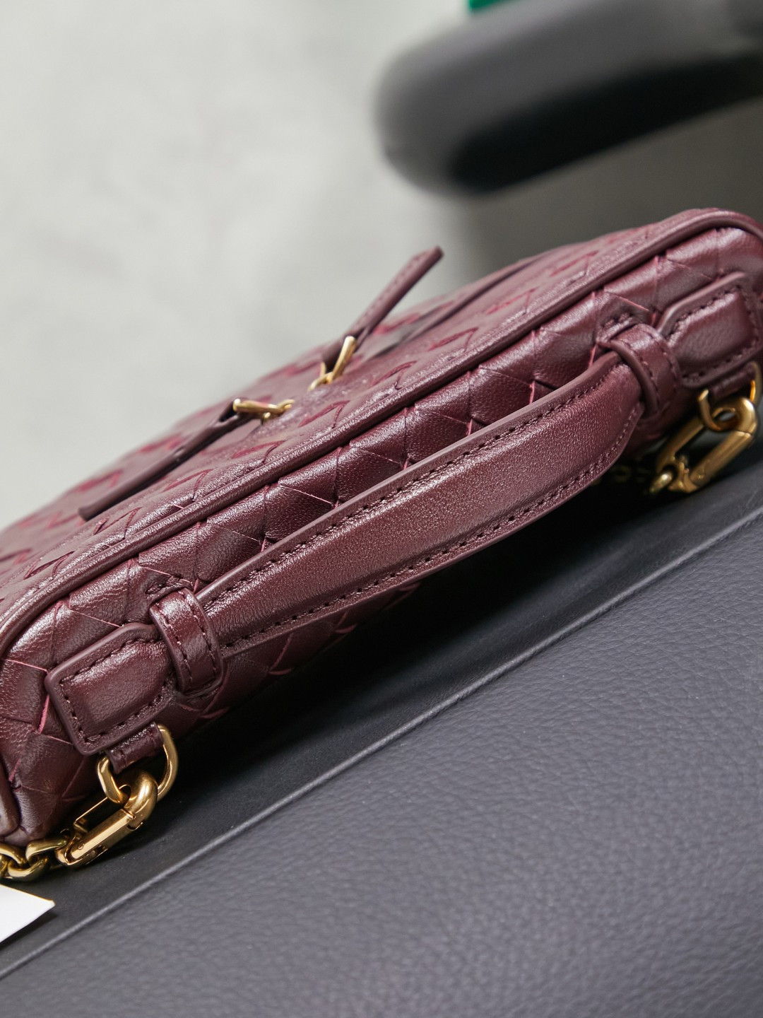 BOTTEGA VENETA2025 new women's small Soft Vanity cosmetic bag adopts the classic Intrecciato weaving technique, inheriting the classics. The buckle design 😎 The light metal chain gives you a high-end sense of matching. The chain is removable and can be used as a handbag ~ An elegant small bag that is perfect for participating in events. The overall body of the bag is as soft as marshmallow and can be easily kneaded, showing the strong toughness and high-end feel of the leather. The touch of sheepskin is so amazing. It is so healing when pinched! I have absolutely no resistance to small bags! ! !
Style number: 843800
Color: Barrow Red
Size: 19*14*3cm photo 4