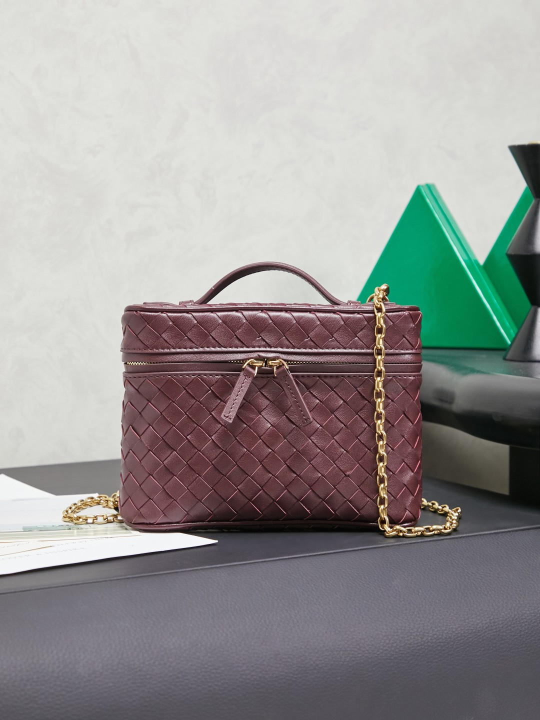 BOTTEGA VENETA2025 new women's small Soft Vanity cosmetic bag adopts the classic Intrecciato weaving technique, inheriting the classics. The buckle design 😎 The light metal chain gives you a high-end sense of matching. The chain is removable and can be used as a handbag ~ An elegant small bag that is perfect for participating in events. The overall body of the bag is as soft as marshmallow and can be easily kneaded, showing the strong toughness and high-end feel of the leather. The touch of sheepskin is so amazing. It is so healing when pinched! I have absolutely no resistance to small bags! ! !
Style number: 843800
Color: Barrow Red
Size: 19*14*3cm