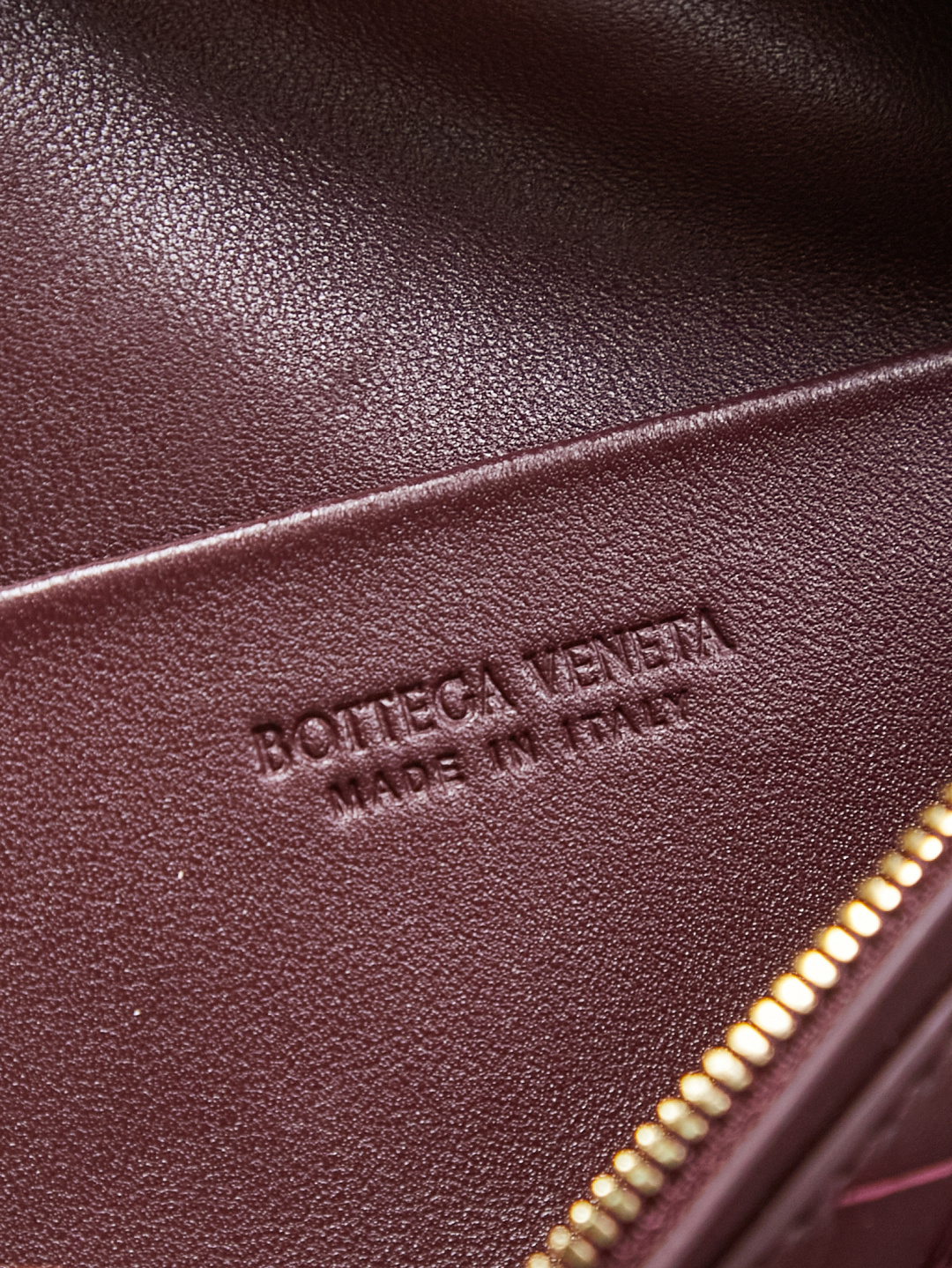 BOTTEGA VENETA2025 new women's small Soft Vanity cosmetic bag adopts the classic Intrecciato weaving technique, inheriting the classics. The buckle design 😎 The light metal chain gives you a high-end sense of matching. The chain is removable and can be used as a handbag ~ An elegant small bag that is perfect for participating in events. The overall body of the bag is as soft as marshmallow and can be easily kneaded, showing the strong toughness and high-end feel of the leather. The touch of sheepskin is so amazing. It is so healing when pinched! I have absolutely no resistance to small bags! ! !
Style number: 843800
Color: Barrow Red
Size: 19*14*3cm photo 6