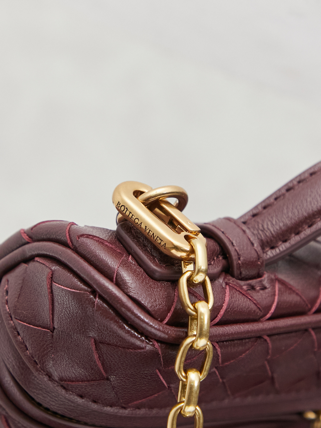 BOTTEGA VENETA2025 new women's small Soft Vanity cosmetic bag adopts the classic Intrecciato weaving technique, inheriting the classics. The buckle design 😎 The light metal chain gives you a high-end sense of matching. The chain is removable and can be used as a handbag ~ An elegant small bag that is perfect for participating in events. The overall body of the bag is as soft as marshmallow and can be easily kneaded, showing the strong toughness and high-end feel of the leather. The touch of sheepskin is so amazing. It is so healing when pinched! I have absolutely no resistance to small bags! ! !
Style number: 843800
Color: Barrow Red
Size: 19*14*3cm photo 7