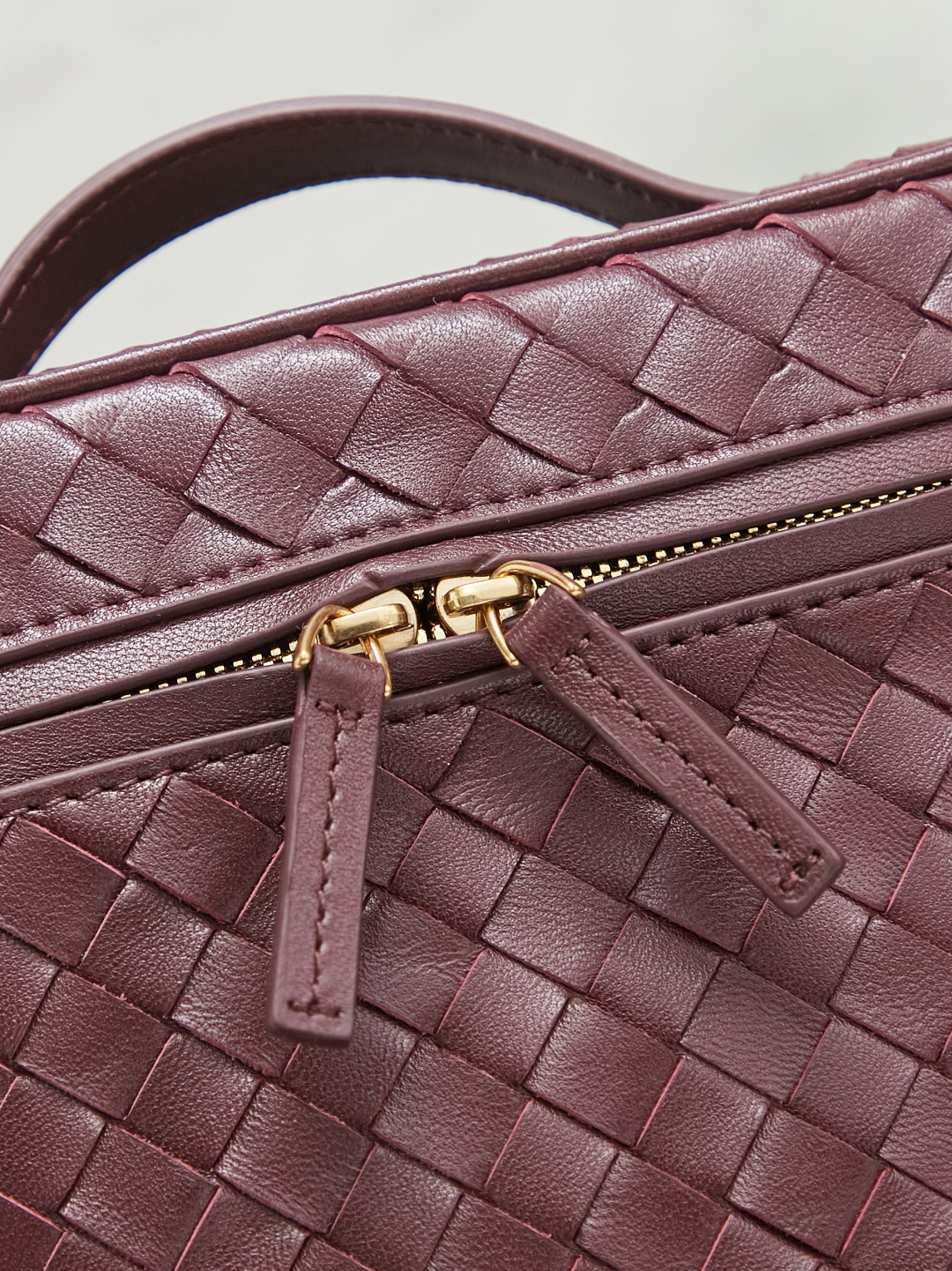 BOTTEGA VENETA2025 new women's small Soft Vanity cosmetic bag adopts the classic Intrecciato weaving technique, inheriting the classics. The buckle design 😎 The light metal chain gives you a high-end sense of matching. The chain is removable and can be used as a handbag ~ An elegant small bag that is perfect for participating in events. The overall body of the bag is as soft as marshmallow and can be easily kneaded, showing the strong toughness and high-end feel of the leather. The touch of sheepskin is so amazing. It is so healing when pinched! I have absolutely no resistance to small bags! ! !
Style number: 843800
Color: Barrow Red
Size: 19*14*3cm photo 8