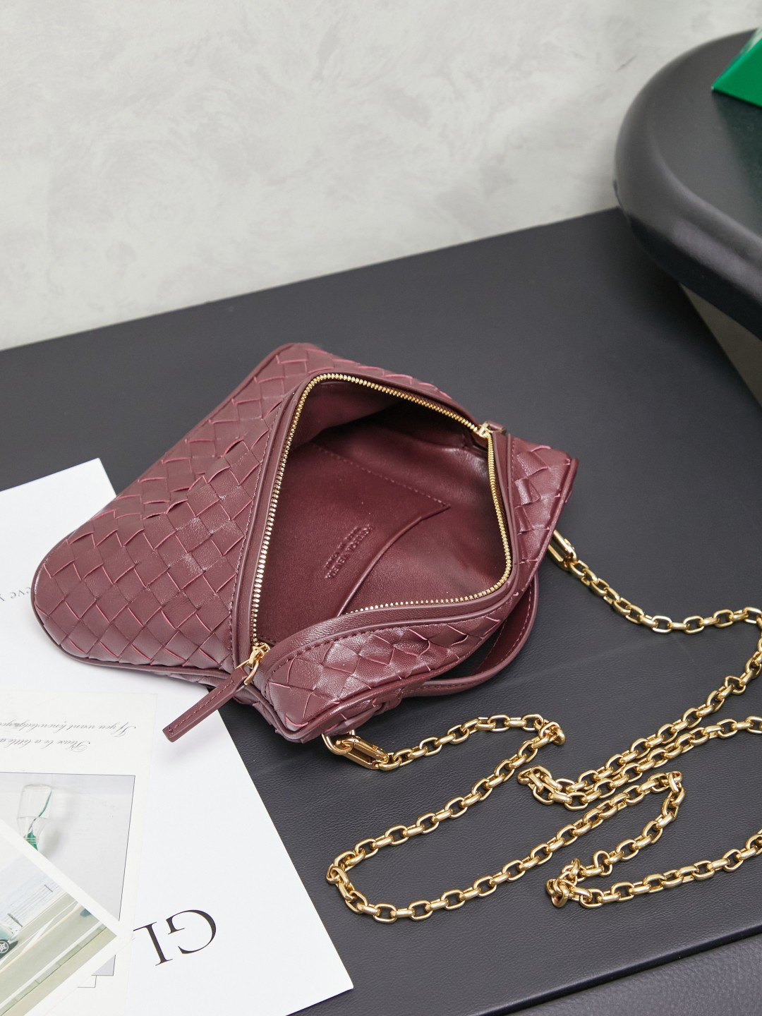 BOTTEGA VENETA2025 new women's small Soft Vanity cosmetic bag adopts the classic Intrecciato weaving technique, inheriting the classics. The buckle design 😎 The light metal chain gives you a high-end sense of matching. The chain is removable and can be used as a handbag ~ An elegant small bag that is perfect for participating in events. The overall body of the bag is as soft as marshmallow and can be easily kneaded, showing the strong toughness and high-end feel of the leather. The touch of sheepskin is so amazing. It is so healing when pinched! I have absolutely no resistance to small bags! ! !
Style number: 843800
Color: Barrow Red
Size: 19*14*3cm photo 9