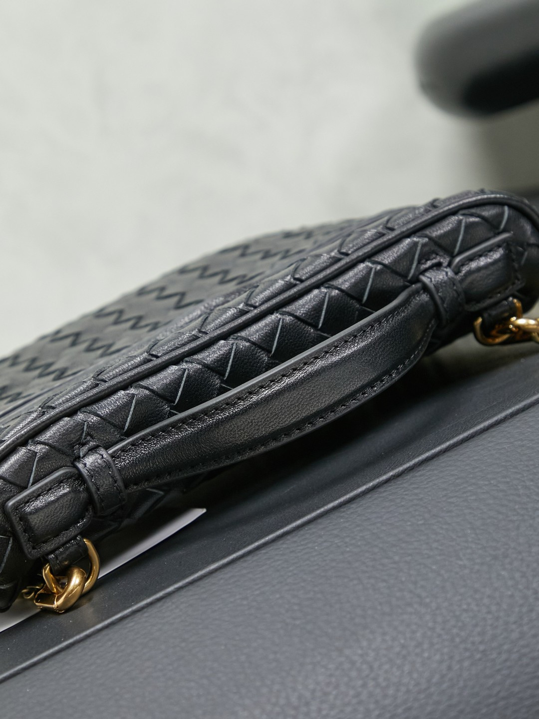 BOTTEGA VENETA2025 new women's small Soft Vanity cosmetic bag adopts the classic Intrecciato weaving technique, inheriting the classics. The buckle design 😎 The light metal chain gives you a high-end sense of matching. The chain is removable and can be used as a handbag ~ An elegant small bag that is perfect for participating in events. The overall body of the bag is as soft as marshmallow and can be easily kneaded, showing the strong toughness and high-end feel of the leather. The touch of sheepskin is so amazing. It is so healing when pinched! I have absolutely no resistance to small bags! ! !
Style number: 843800
Color: black
Size: 19*14*3cm photo 1