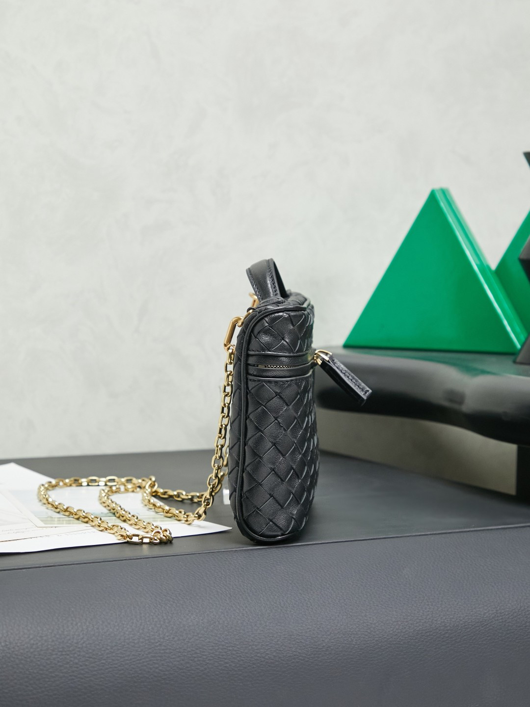BOTTEGA VENETA2025 new women's small Soft Vanity cosmetic bag adopts the classic Intrecciato weaving technique, inheriting the classics. The buckle design 😎 The light metal chain gives you a high-end sense of matching. The chain is removable and can be used as a handbag ~ An elegant small bag that is perfect for participating in events. The overall body of the bag is as soft as marshmallow and can be easily kneaded, showing the strong toughness and high-end feel of the leather. The touch of sheepskin is so amazing. It is so healing when pinched! I have absolutely no resistance to small bags! ! !
Style number: 843800
Color: black
Size: 19*14*3cm photo 2