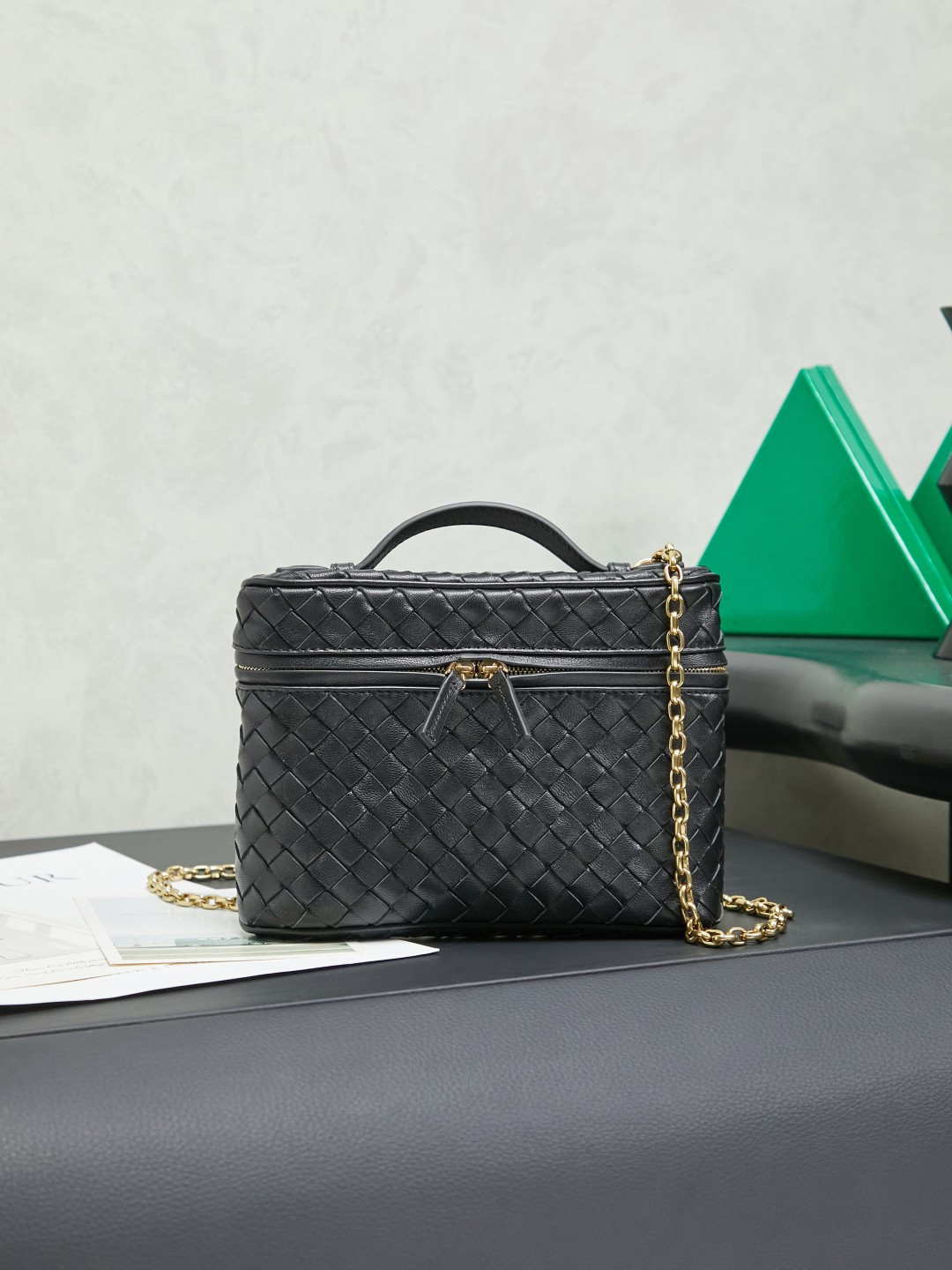 BOTTEGA VENETA2025 new women's small Soft Vanity cosmetic bag adopts the classic Intrecciato weaving technique, inheriting the classics. The buckle design 😎 The light metal chain gives you a high-end sense of matching. The chain is removable and can be used as a handbag ~ An elegant small bag that is perfect for participating in events. The overall body of the bag is as soft as marshmallow and can be easily kneaded, showing the strong toughness and high-end feel of the leather. The touch of sheepskin is so amazing. It is so healing when pinched! I have absolutely no resistance to small bags! ! !
Style number: 843800
Color: black
Size: 19*14*3cm