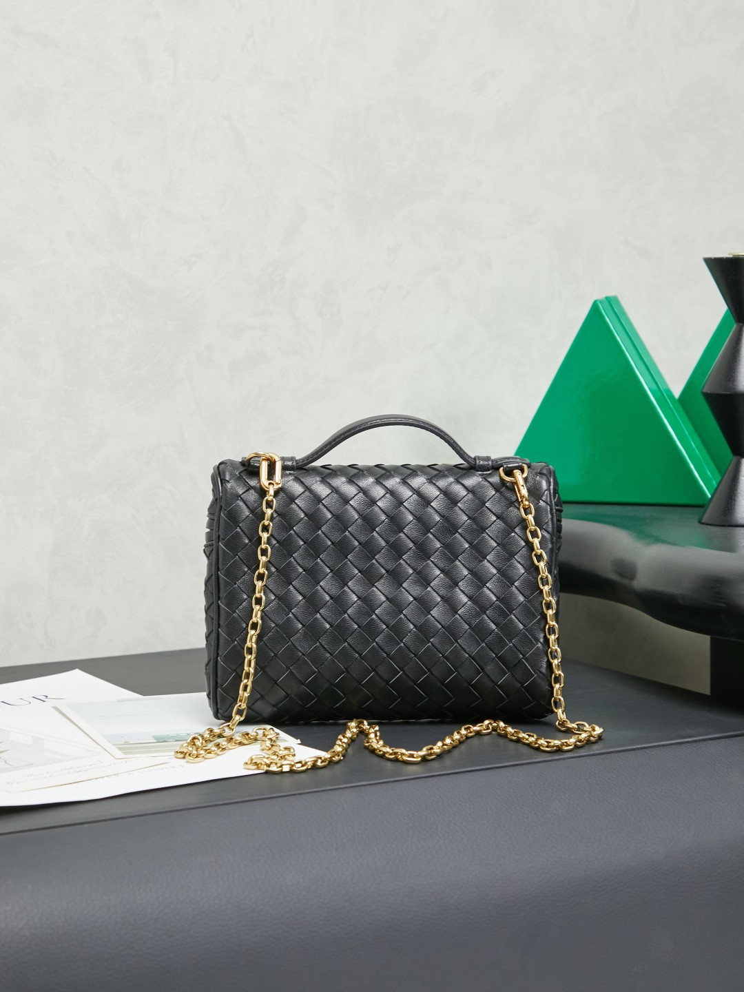 BOTTEGA VENETA2025 new women's small Soft Vanity cosmetic bag adopts the classic Intrecciato weaving technique, inheriting the classics. The buckle design 😎 The light metal chain gives you a high-end sense of matching. The chain is removable and can be used as a handbag ~ An elegant small bag that is perfect for participating in events. The overall body of the bag is as soft as marshmallow and can be easily kneaded, showing the strong toughness and high-end feel of the leather. The touch of sheepskin is so amazing. It is so healing when pinched! I have absolutely no resistance to small bags! ! !
Style number: 843800
Color: black
Size: 19*14*3cm photo 5