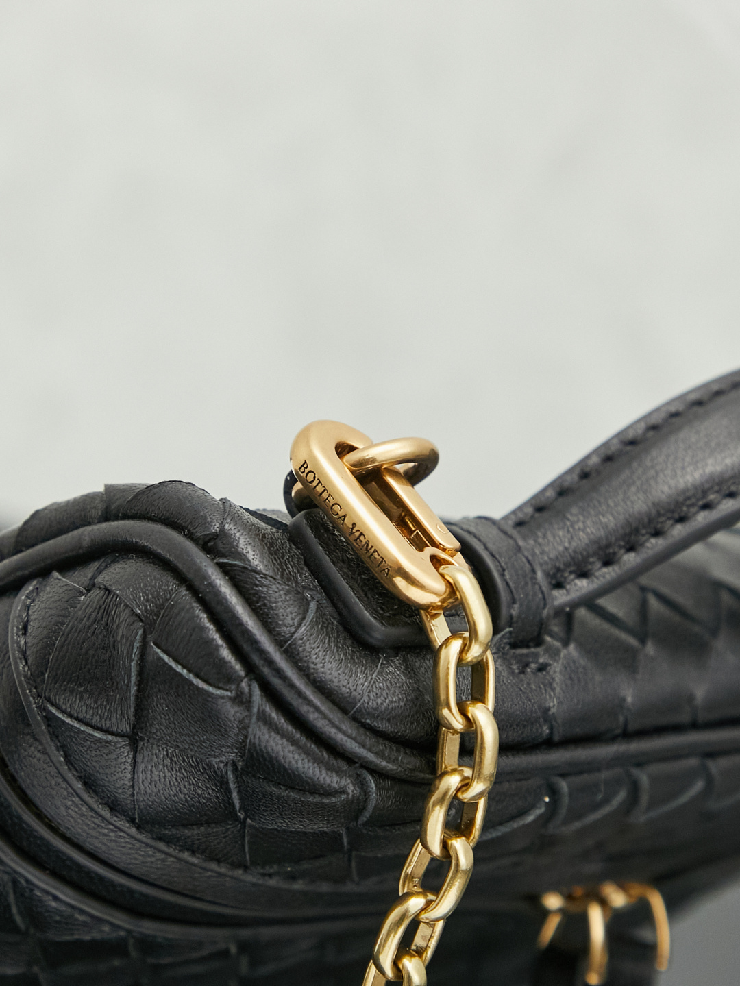 BOTTEGA VENETA2025 new women's small Soft Vanity cosmetic bag adopts the classic Intrecciato weaving technique, inheriting the classics. The buckle design 😎 The light metal chain gives you a high-end sense of matching. The chain is removable and can be used as a handbag ~ An elegant small bag that is perfect for participating in events. The overall body of the bag is as soft as marshmallow and can be easily kneaded, showing the strong toughness and high-end feel of the leather. The touch of sheepskin is so amazing. It is so healing when pinched! I have absolutely no resistance to small bags! ! !
Style number: 843800
Color: black
Size: 19*14*3cm photo 6