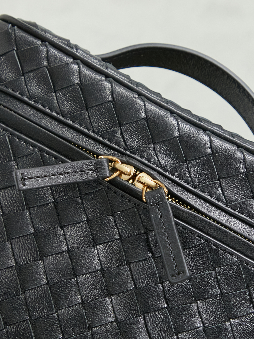BOTTEGA VENETA2025 new women's small Soft Vanity cosmetic bag adopts the classic Intrecciato weaving technique, inheriting the classics. The buckle design 😎 The light metal chain gives you a high-end sense of matching. The chain is removable and can be used as a handbag ~ An elegant small bag that is perfect for participating in events. The overall body of the bag is as soft as marshmallow and can be easily kneaded, showing the strong toughness and high-end feel of the leather. The touch of sheepskin is so amazing. It is so healing when pinched! I have absolutely no resistance to small bags! ! !
Style number: 843800
Color: black
Size: 19*14*3cm photo 7